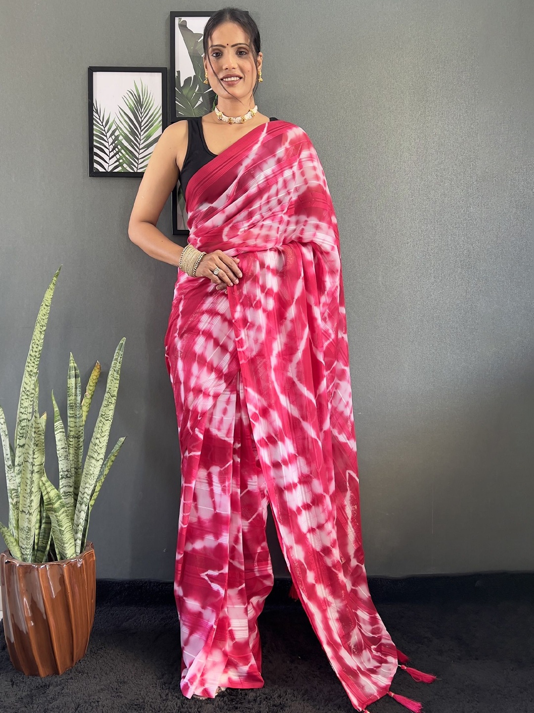 

LADY SHOPI Pure Georgette Saree, Pink