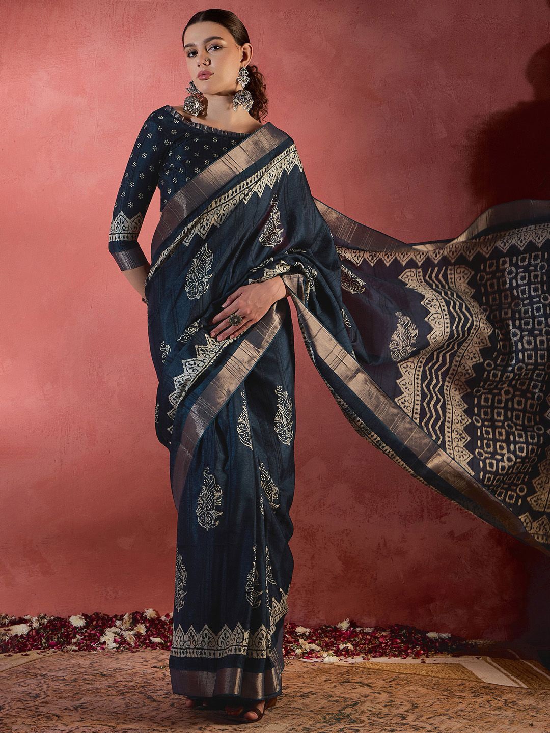 

Sangria Sungudi Printed Saree With Blouse, Navy blue