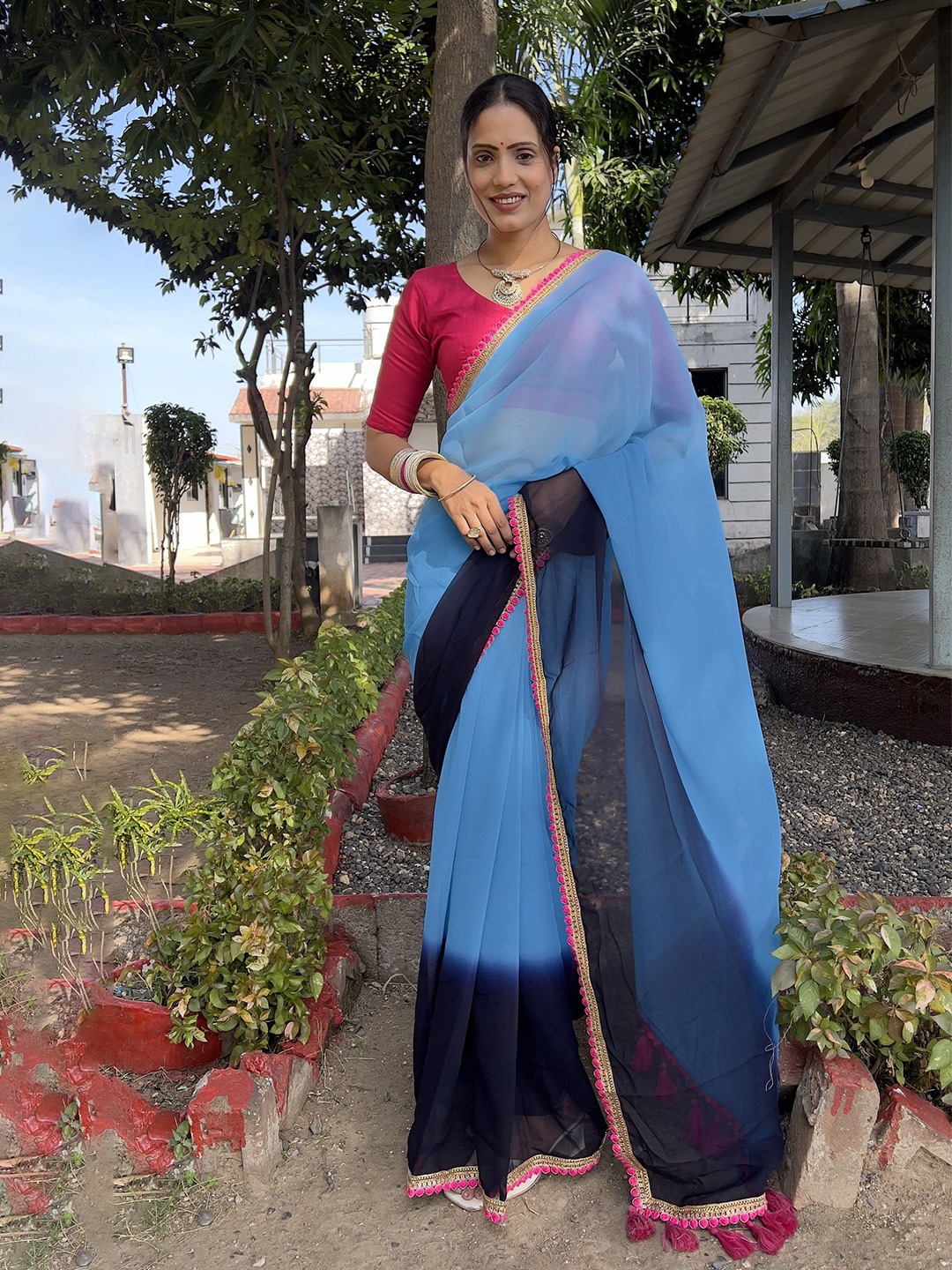 

JULEE Colourblocked Pure Georgette Ready To Wear Saree, Turquoise blue