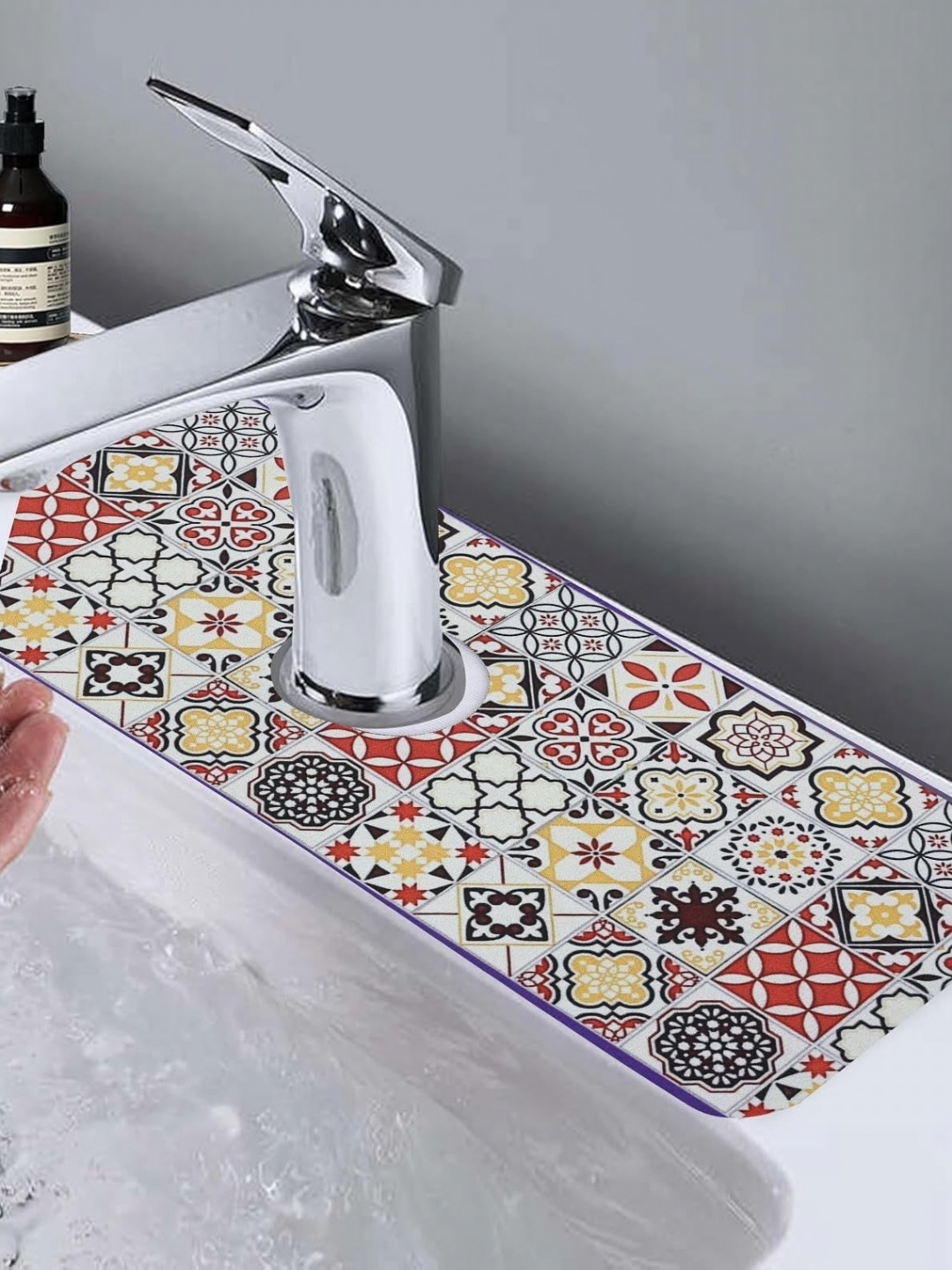 

HomeCloud Red & White Printed Silicone Floor Mats