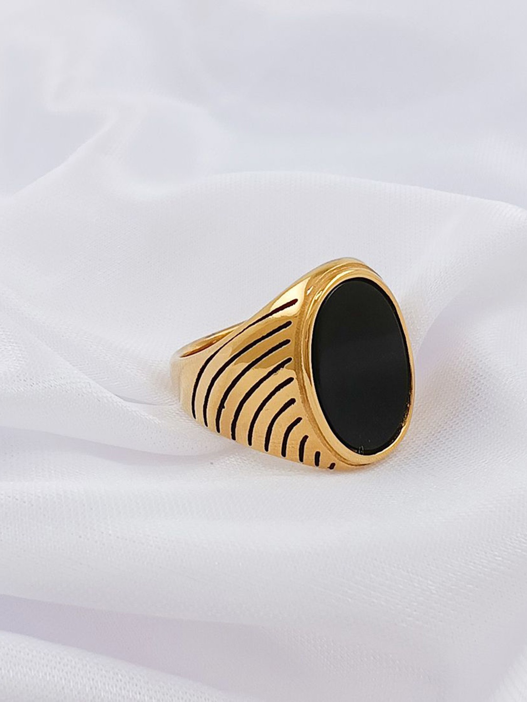 

Saizen Gold-Plated Onyx Stone-Studded Finger Ring