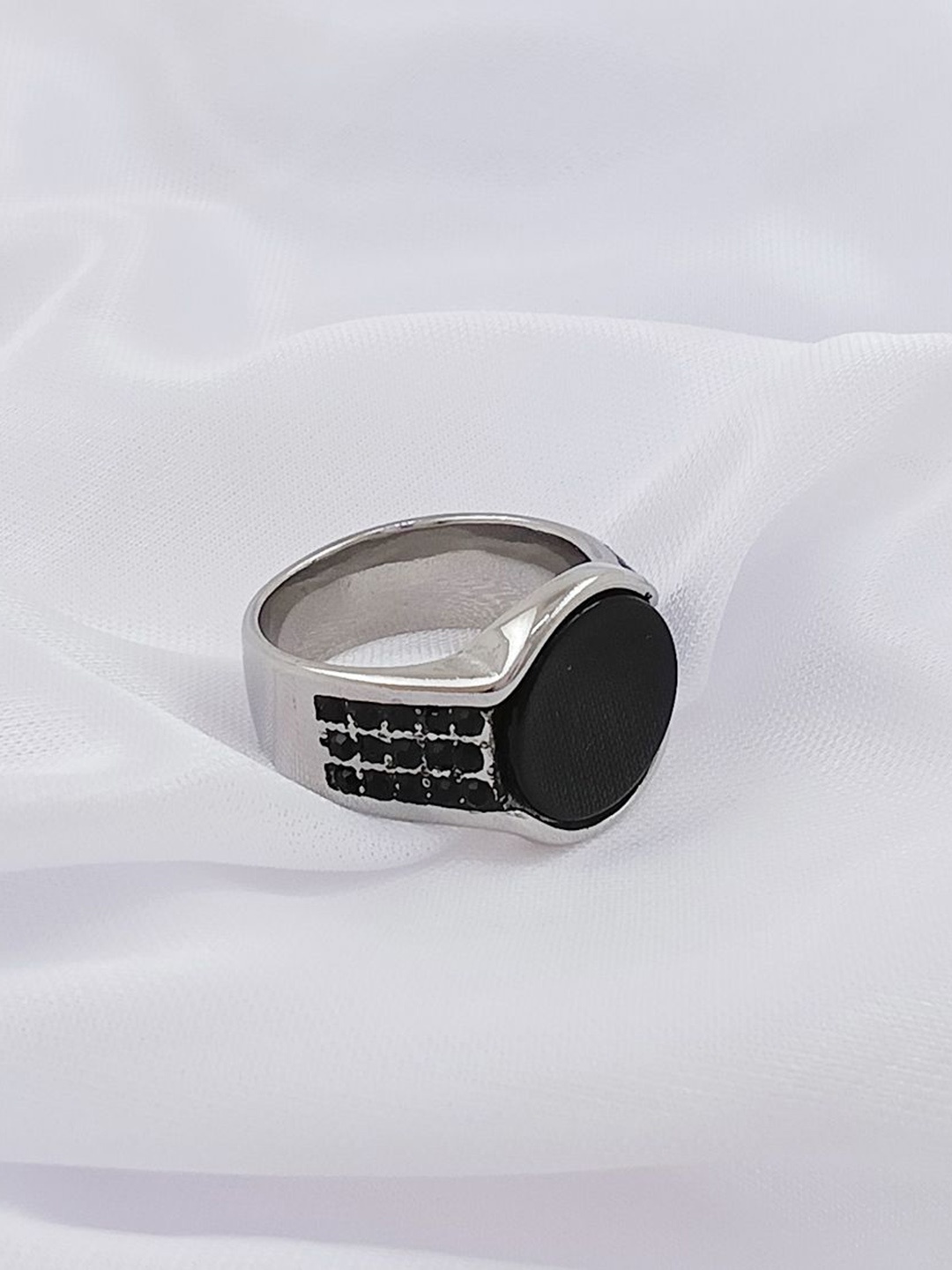 

Saizen 925 Sterling Silver Sliver-Plated Onyx Stone Studded Finger Ring