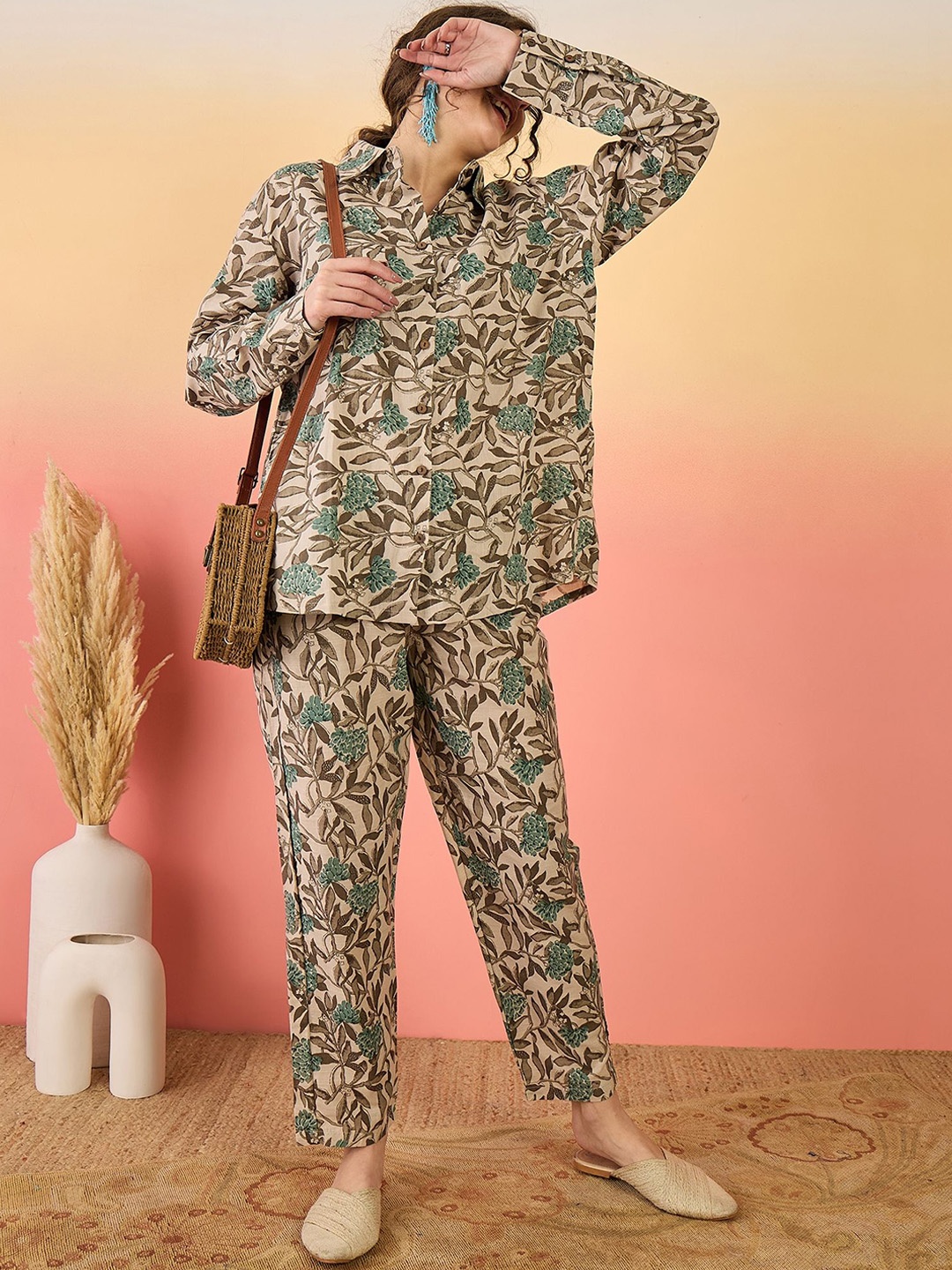 

Sangria Beige Floral Printed Shirt Collar Shirt With Trouser
