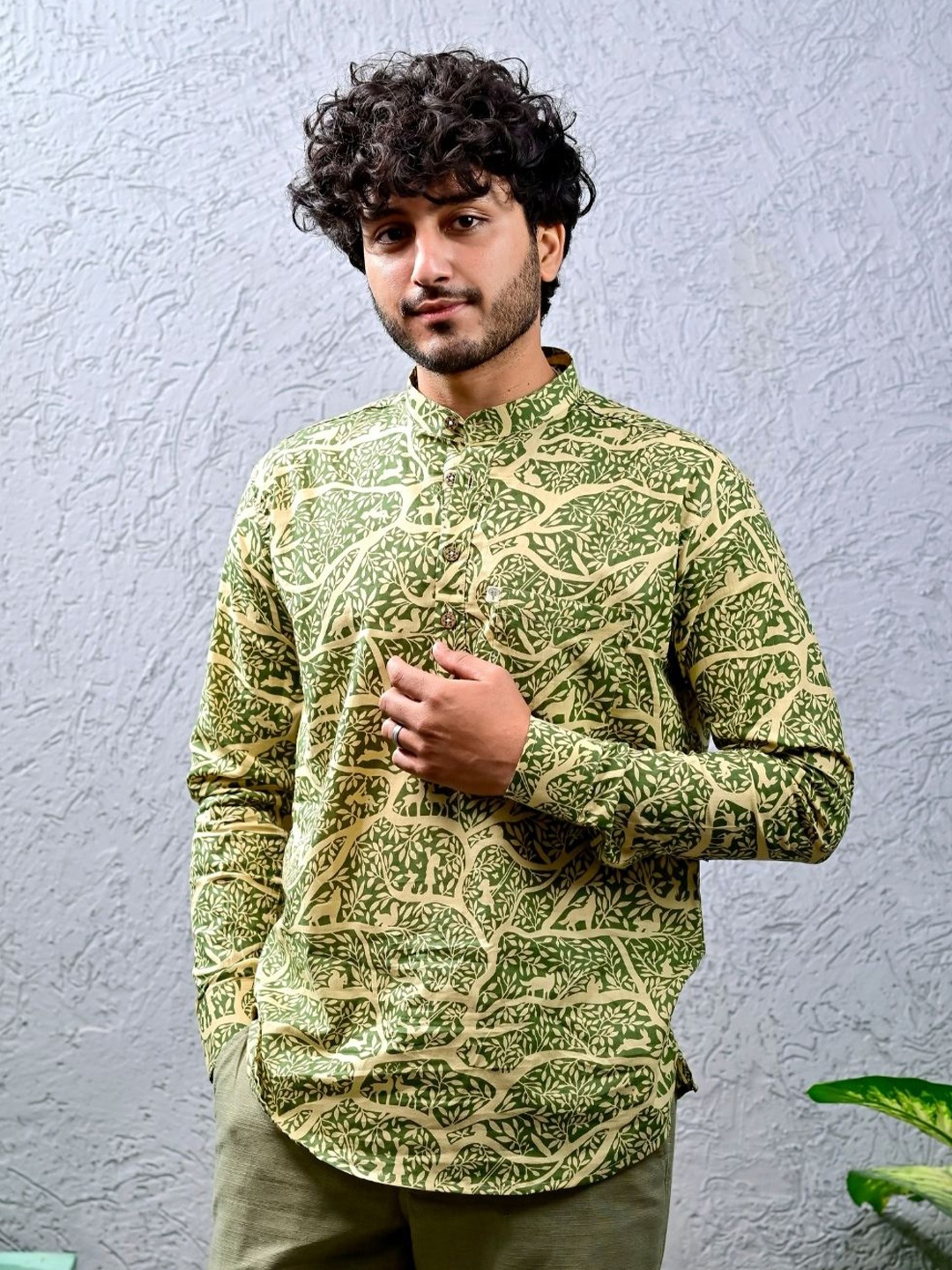 

Hues Fab Men Classic Fit Band Collar Floral Printed Cotton Casual Shirt, Cream