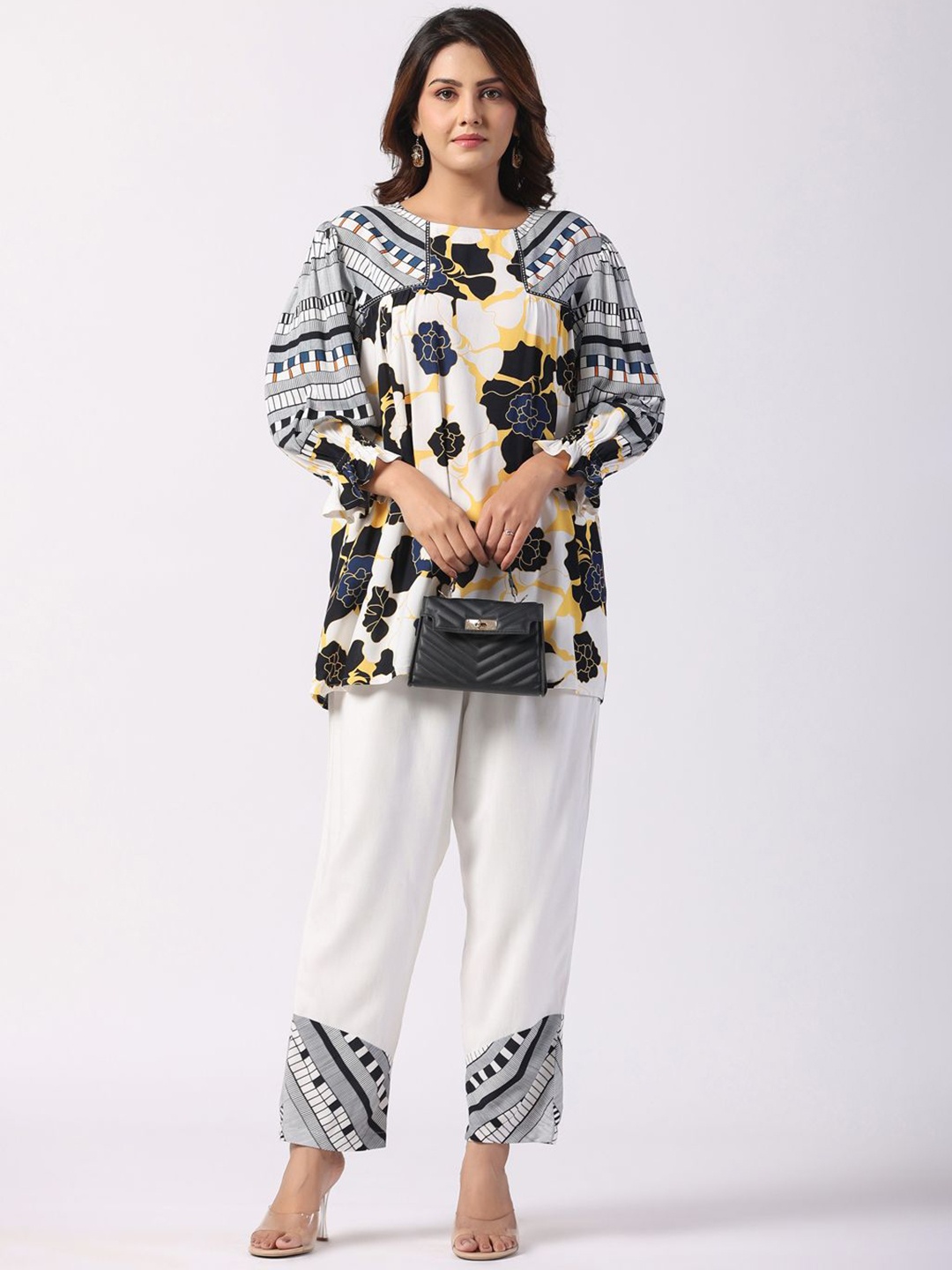 

STIL O STITCH Floral Printed Round Neck Top And Trousers, Off white