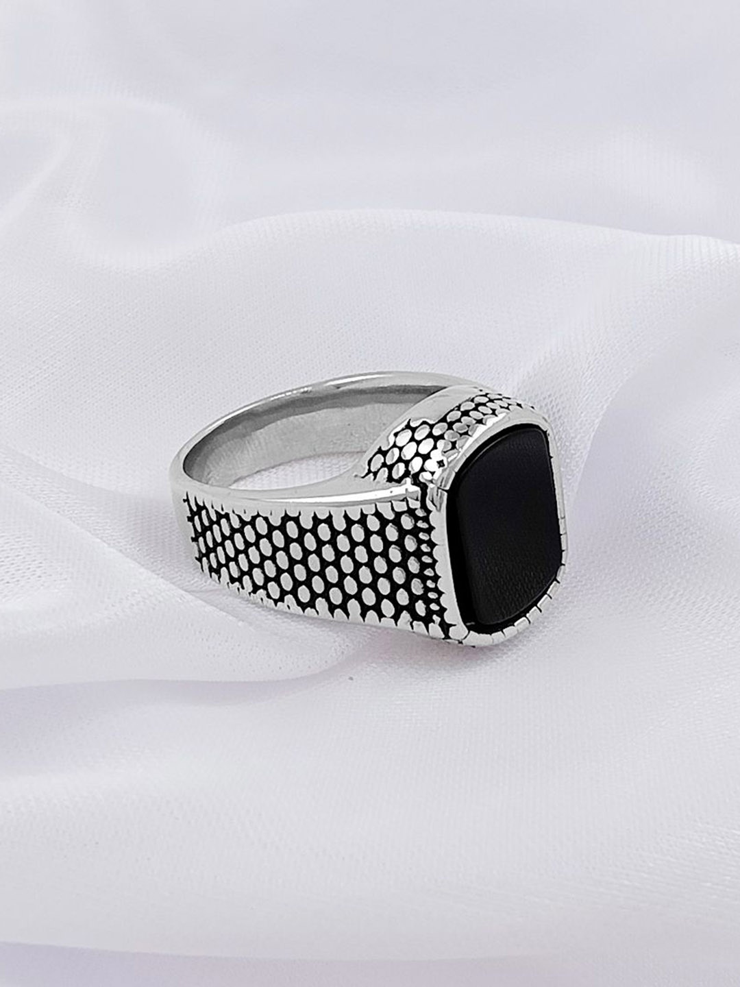 

Saizen 925 Sterling Silver Sliver-Plated Onyx Stone Studded Finger Ring