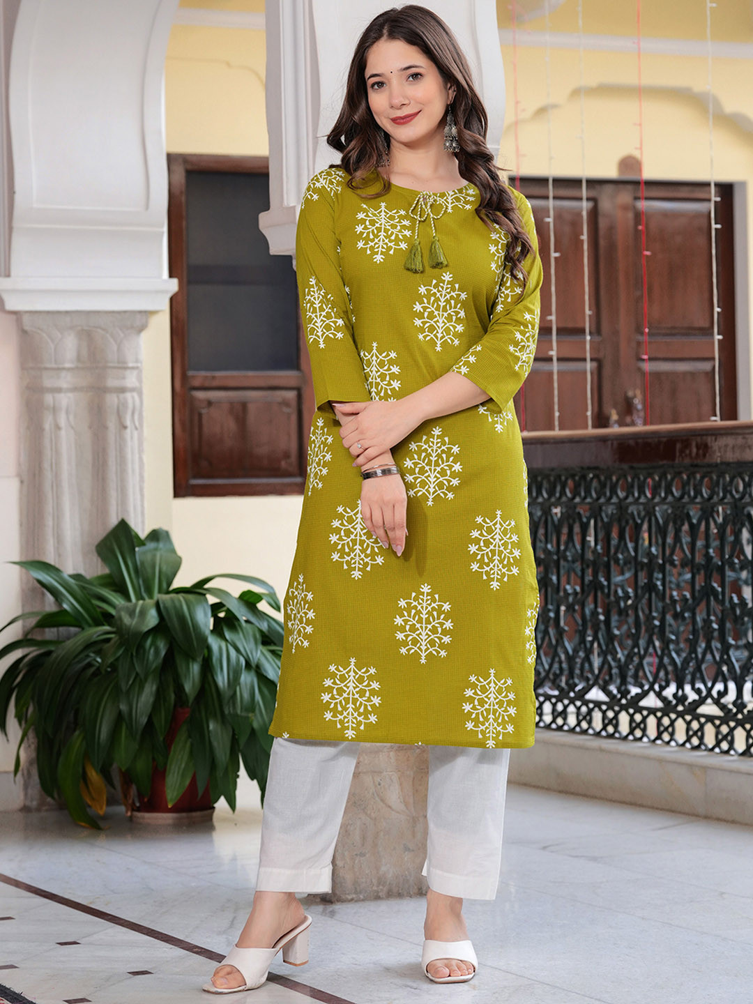 

BKApparels Women Floral Embellished Keyhole Neck Thread Work Kurta, Green
