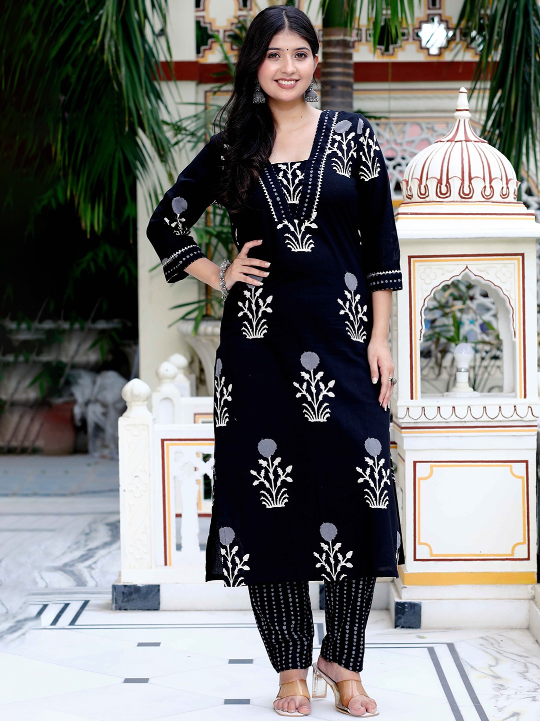 

Doriyaan Women Floral Printed Regular Gotta Patti Pure Cotton Kurta with Palazzos, Black