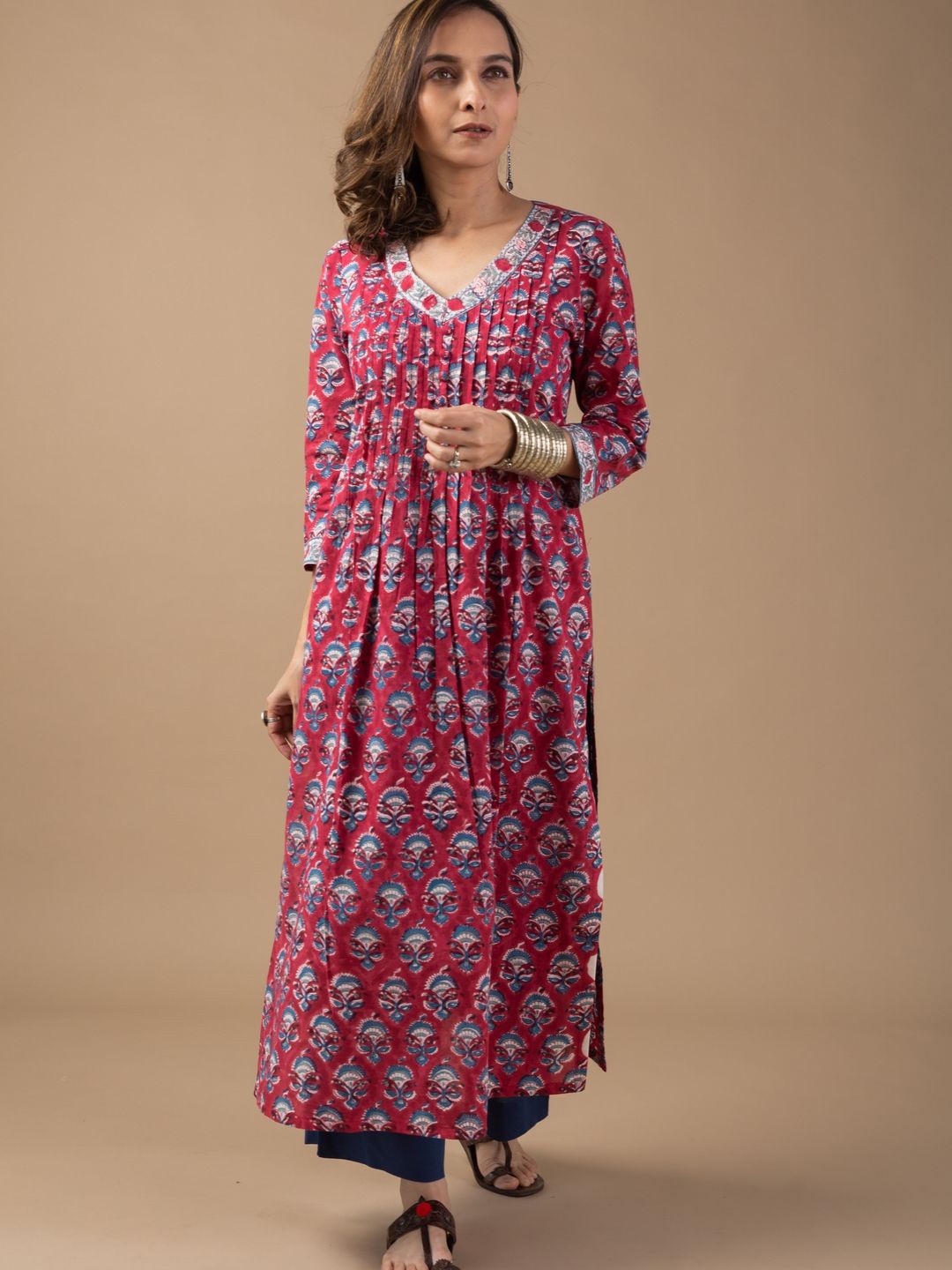 

KUSVAA Women Floral Printed Kurta, Maroon