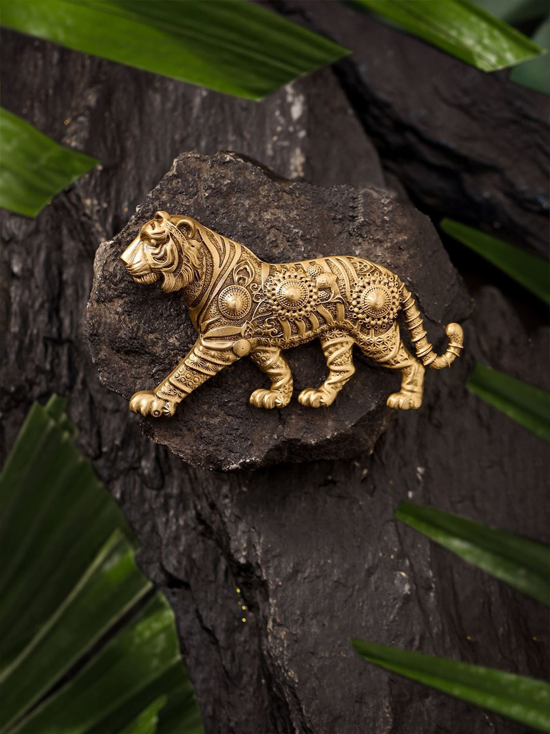 

COSA NOSTRAA Men Sovereign Stride Brooch, Gold