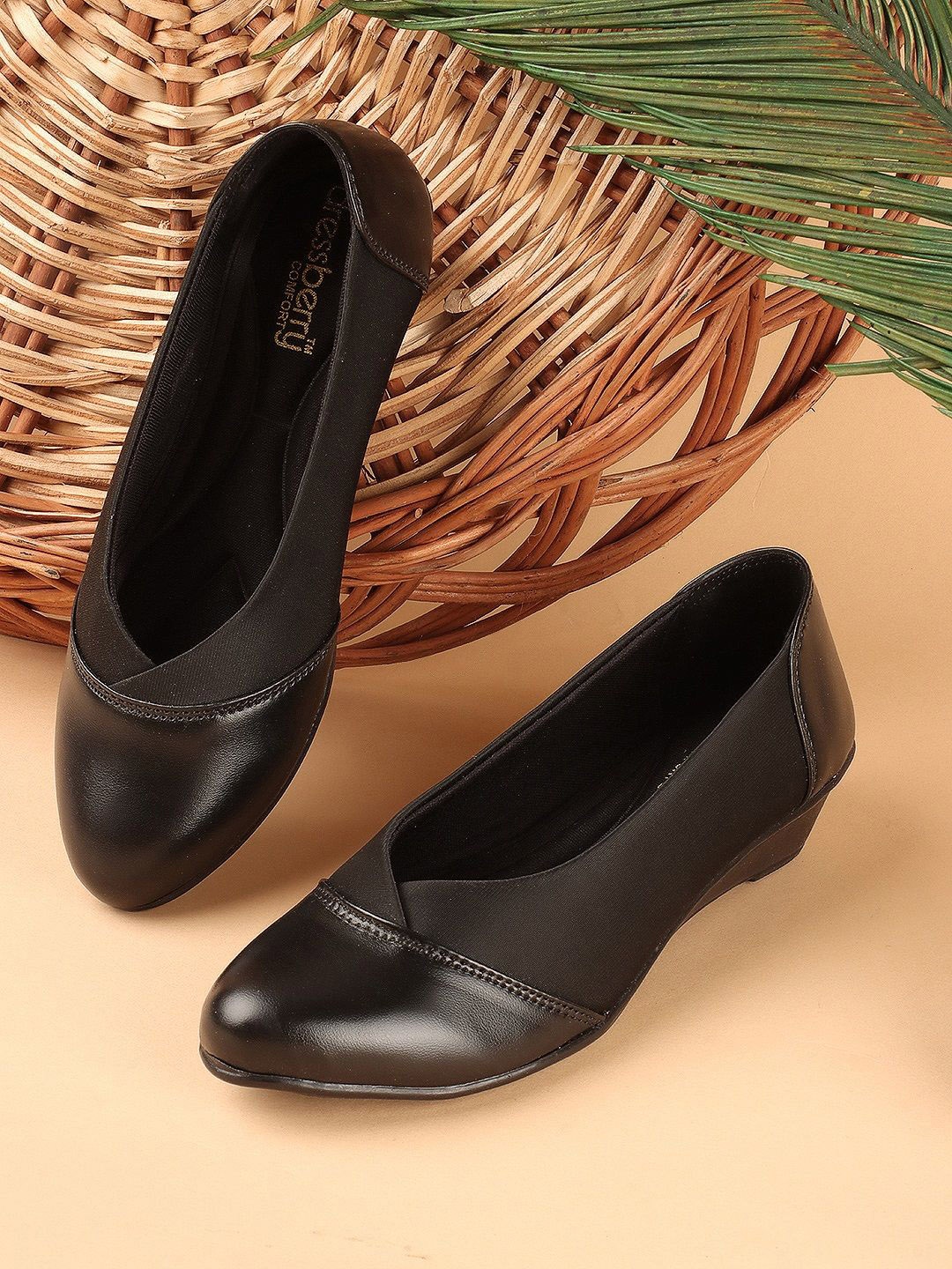 

DressBerry Wedge Pumps with Laser Cuts, Black
