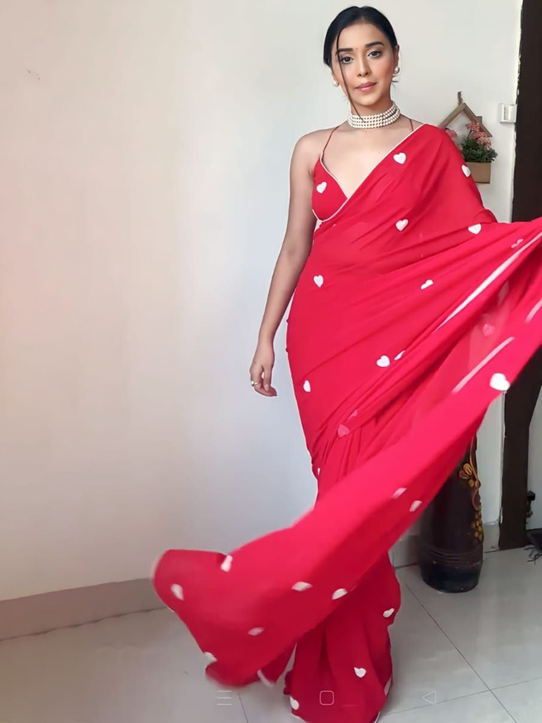

HMP Fashion Embellished Pure Georgette Ready to Wear Saree, Red