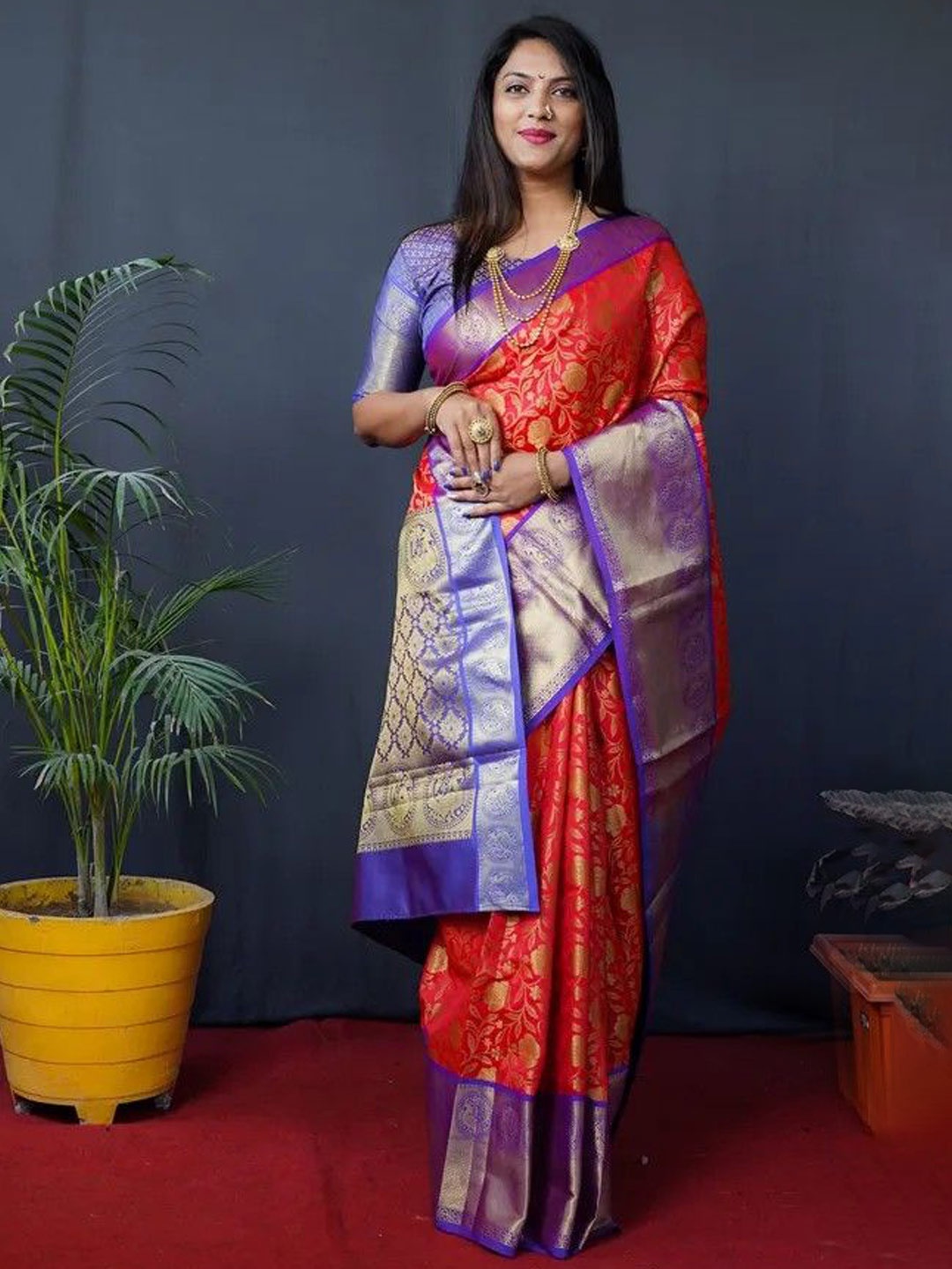 

VILLAGIUS Woven Design Zari Banarasi Saree, Red