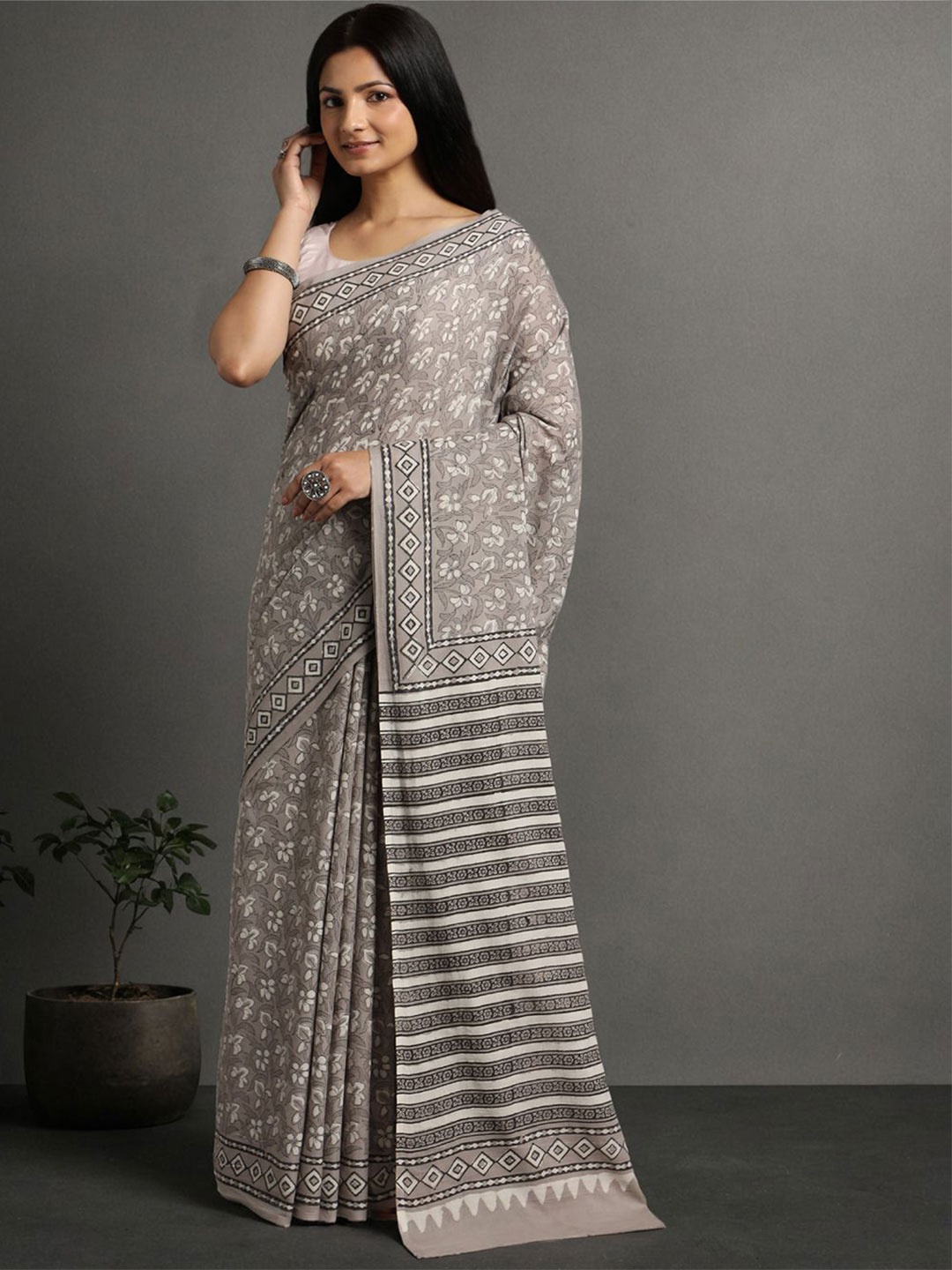 

Suha Floral Pure Cotton Block Print Saree, Grey