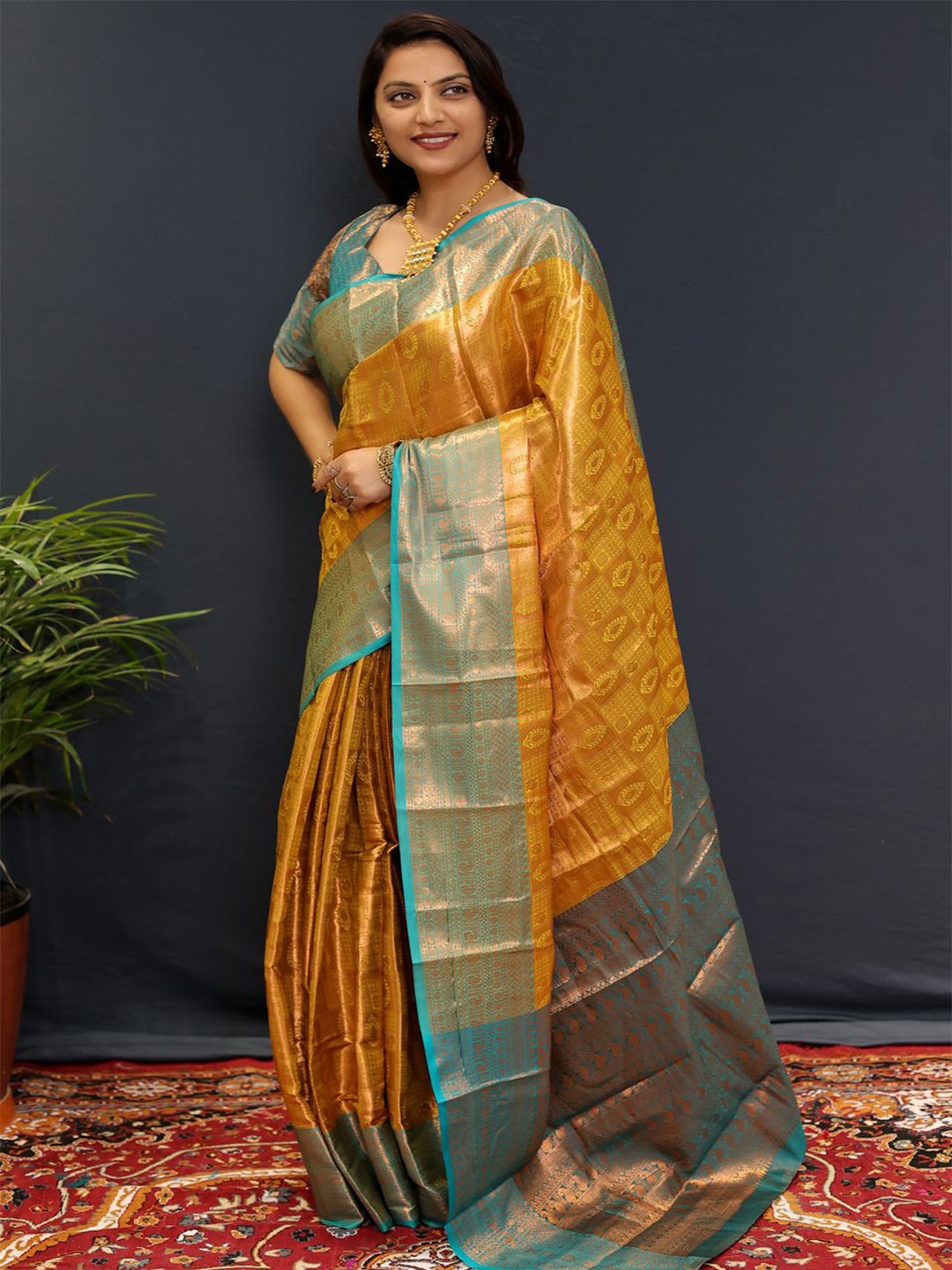 

VILLAGIUS Woven Design Zari Kanjeevaram Saree, Gold