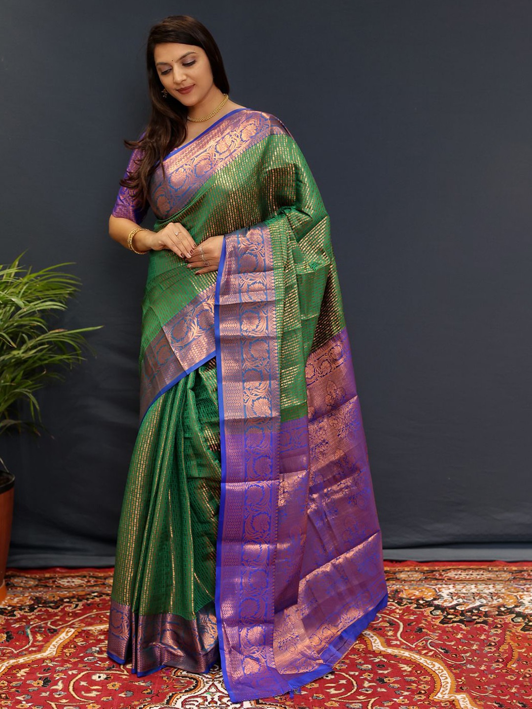 

VILLAGIUS Woven Design Zari Kanjeevaram Saree, Green
