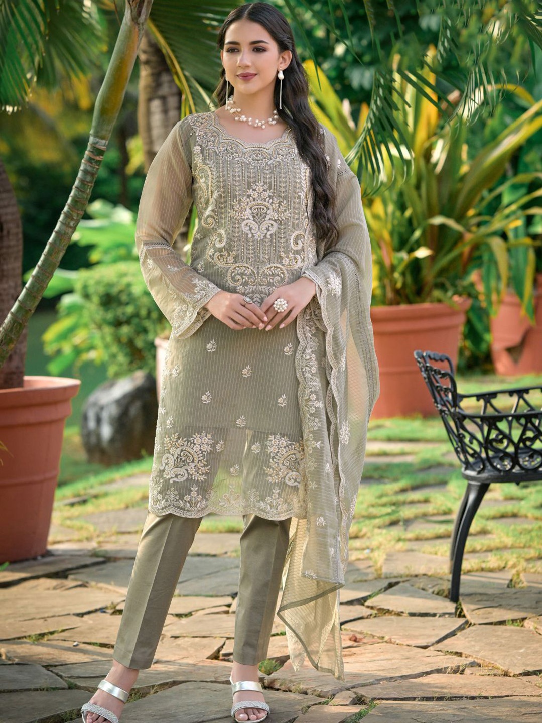 

HIBA STUDIO Women Floral Embroidered Panelled Thread Work Kurta with Trousers & With Dupatta, Green