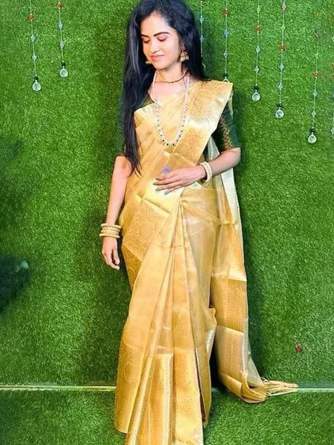 

VILLAGIUS Woven Design Zari Tissue Banarasi Saree, Beige