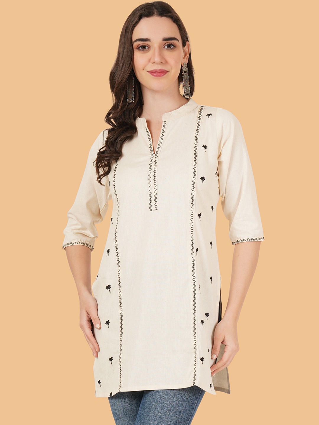 

Brownverse Women Embroidered Flared Sleeves Gotta Patti Khadi Kurta, Off white