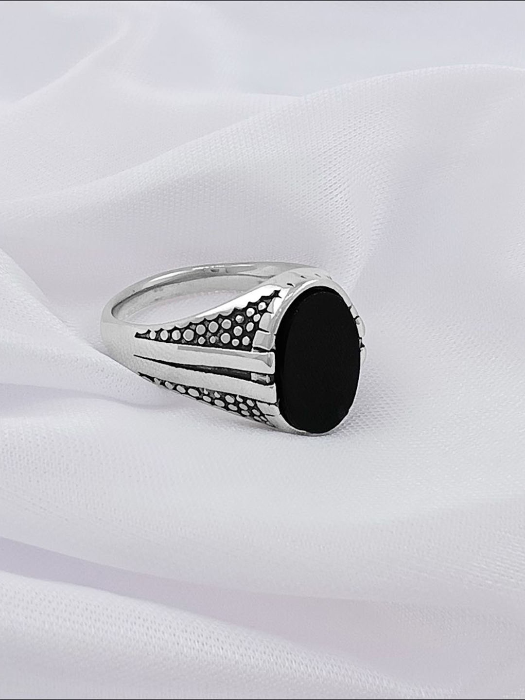 

Saizen 925 Sterling Silver Silver-Plated Onyx Stone Studded Finger Ring