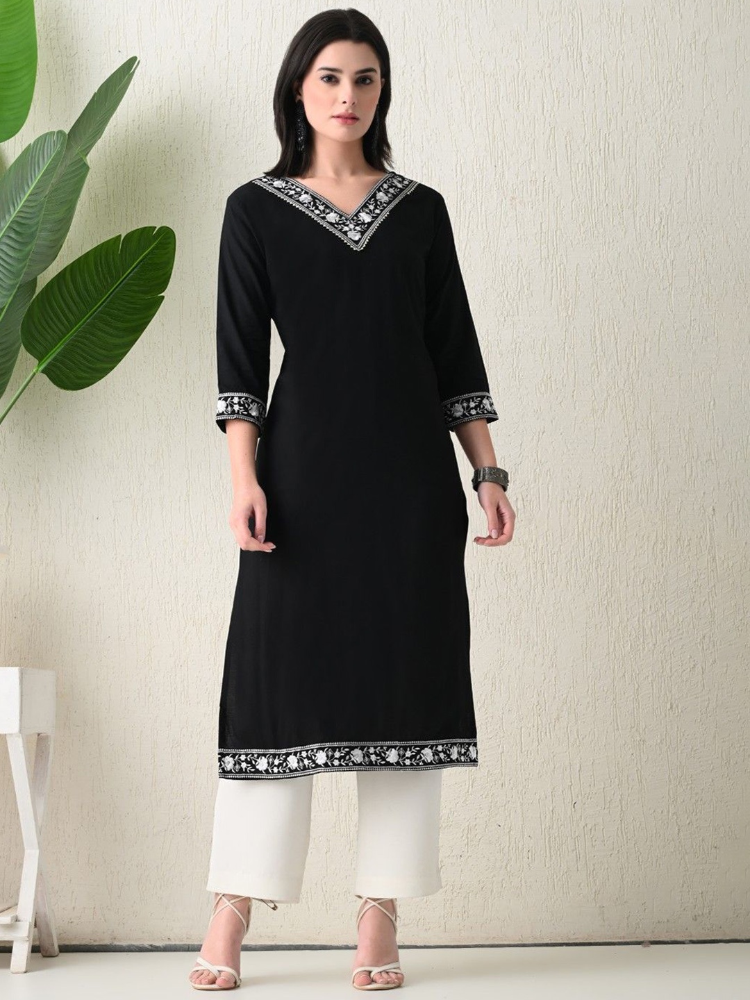 

PHYSIL Women Floral Embroidered Thread Work Floral Kurta, Black