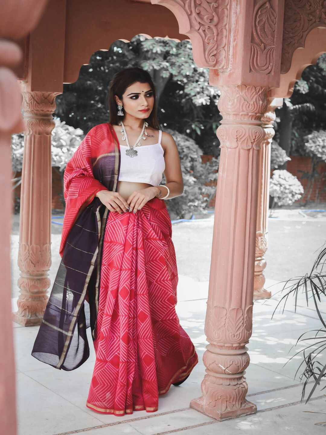 

Taavi Geometric Printed Zari Saree, Pink