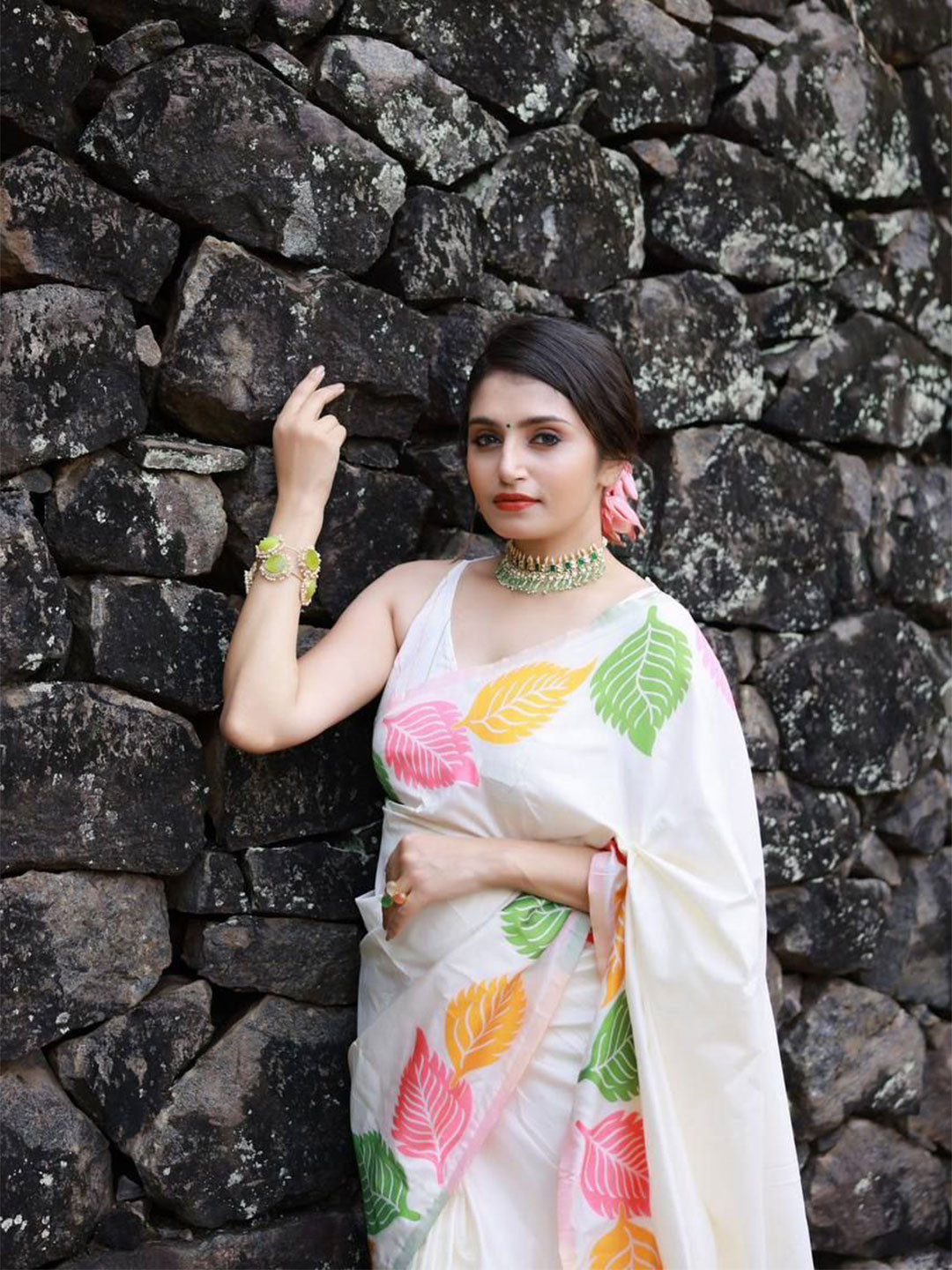 

Dreamlaxmi Fashion Leaf Pattern Zari Weaving Pure Silk Banarasi Saree, White