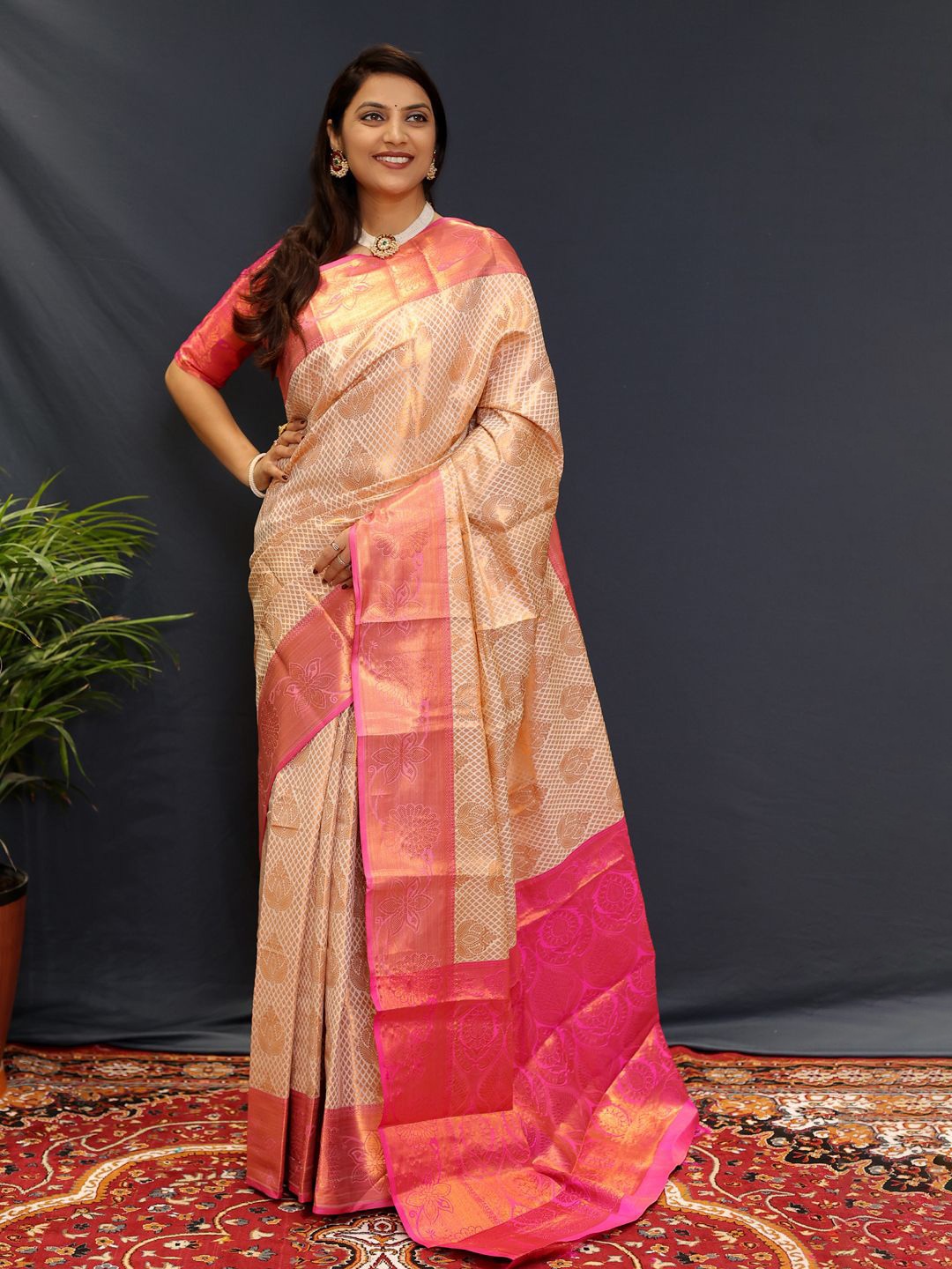 

VILLAGIUS Woven Design Zari Kanjeevaram Saree, Gold