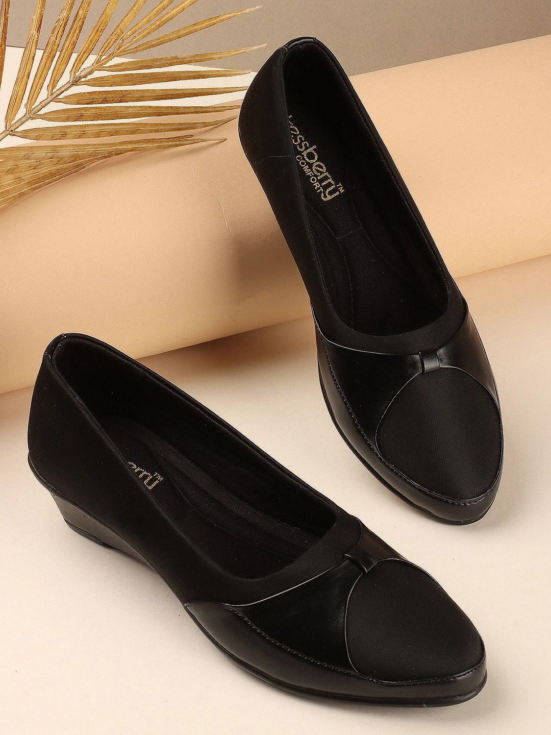

DressBerry Wedge Pumps with Bows, Black