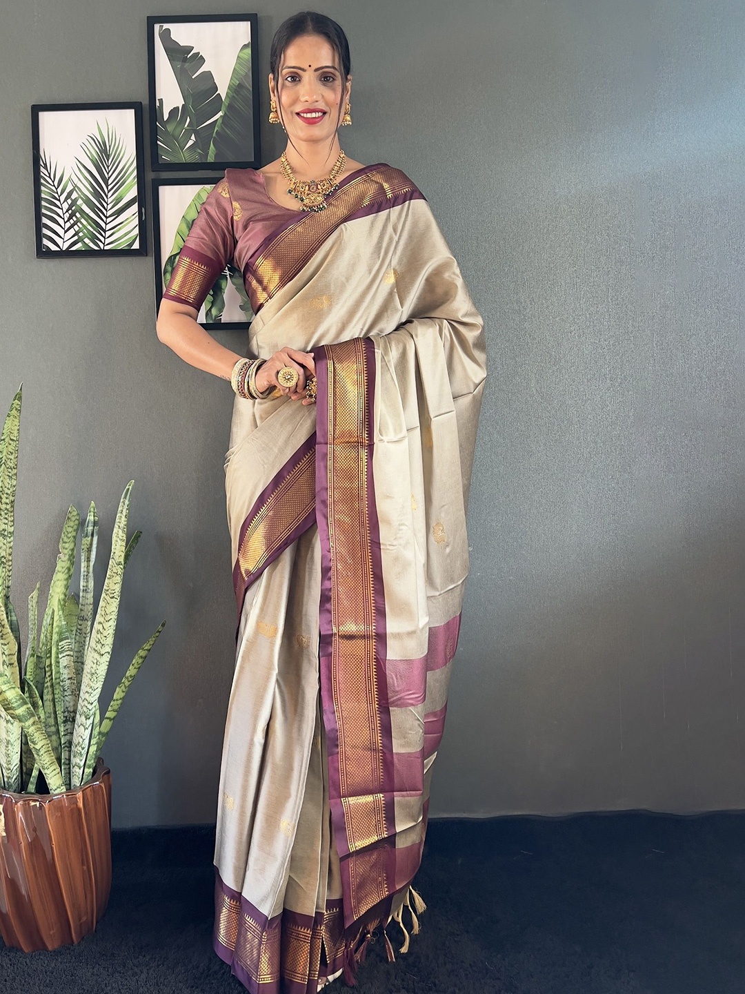 

LADY SHOPI Ethnic Motifs Zari Silk Cotton Kanjeevaram Saree, Brown