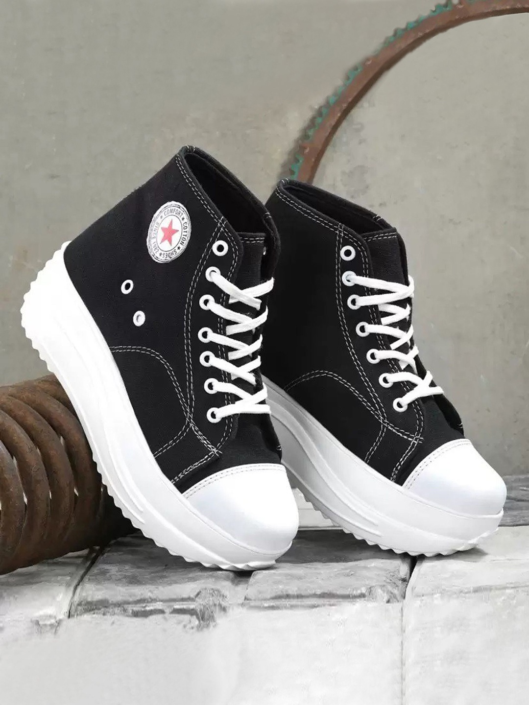 

Layasa Women Sneakers, Black