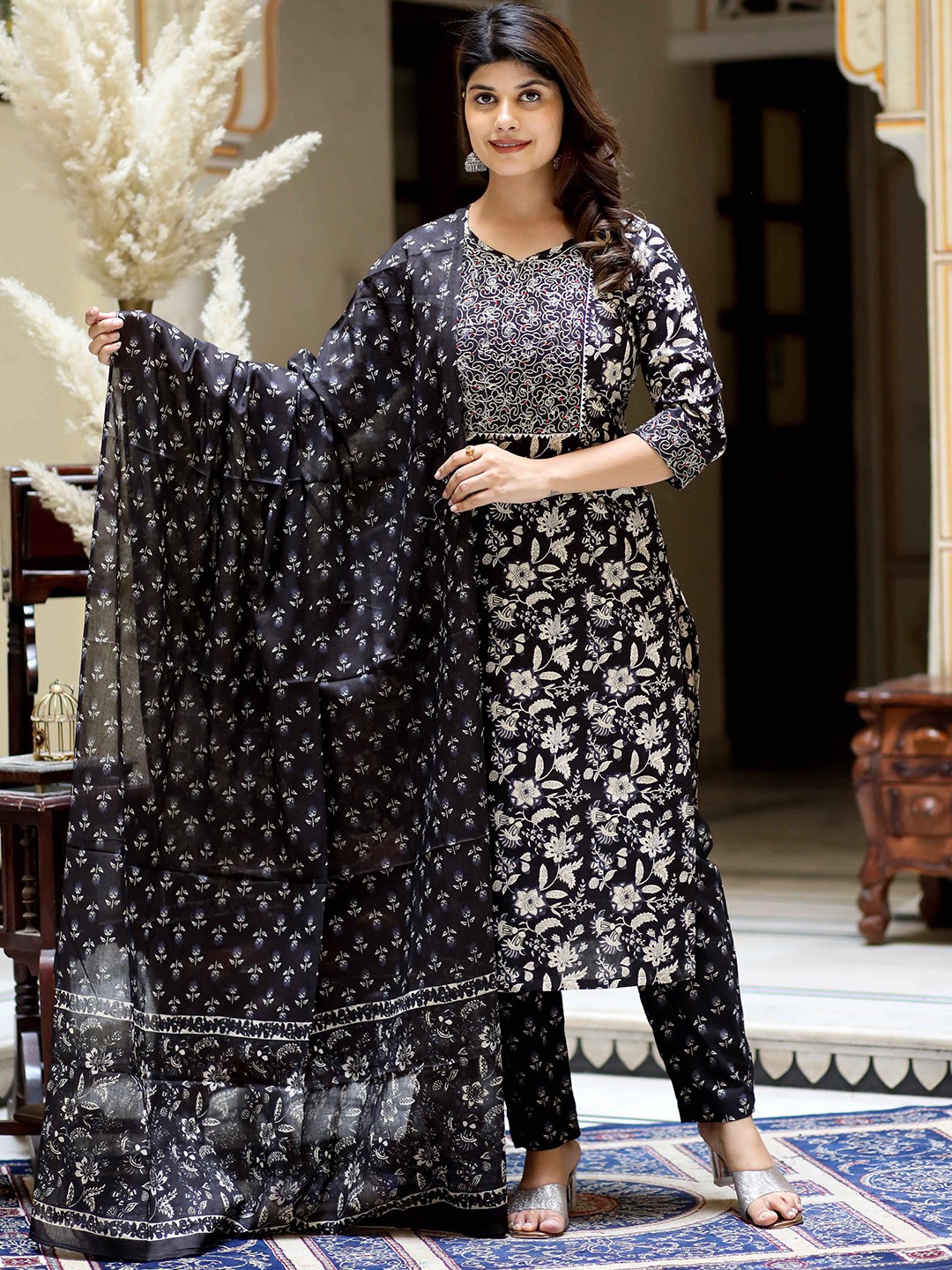 

Doriyaan Women Floral Embroidered Regular Pure Cotton Kurta with Palazzos & With Dupatta, Black