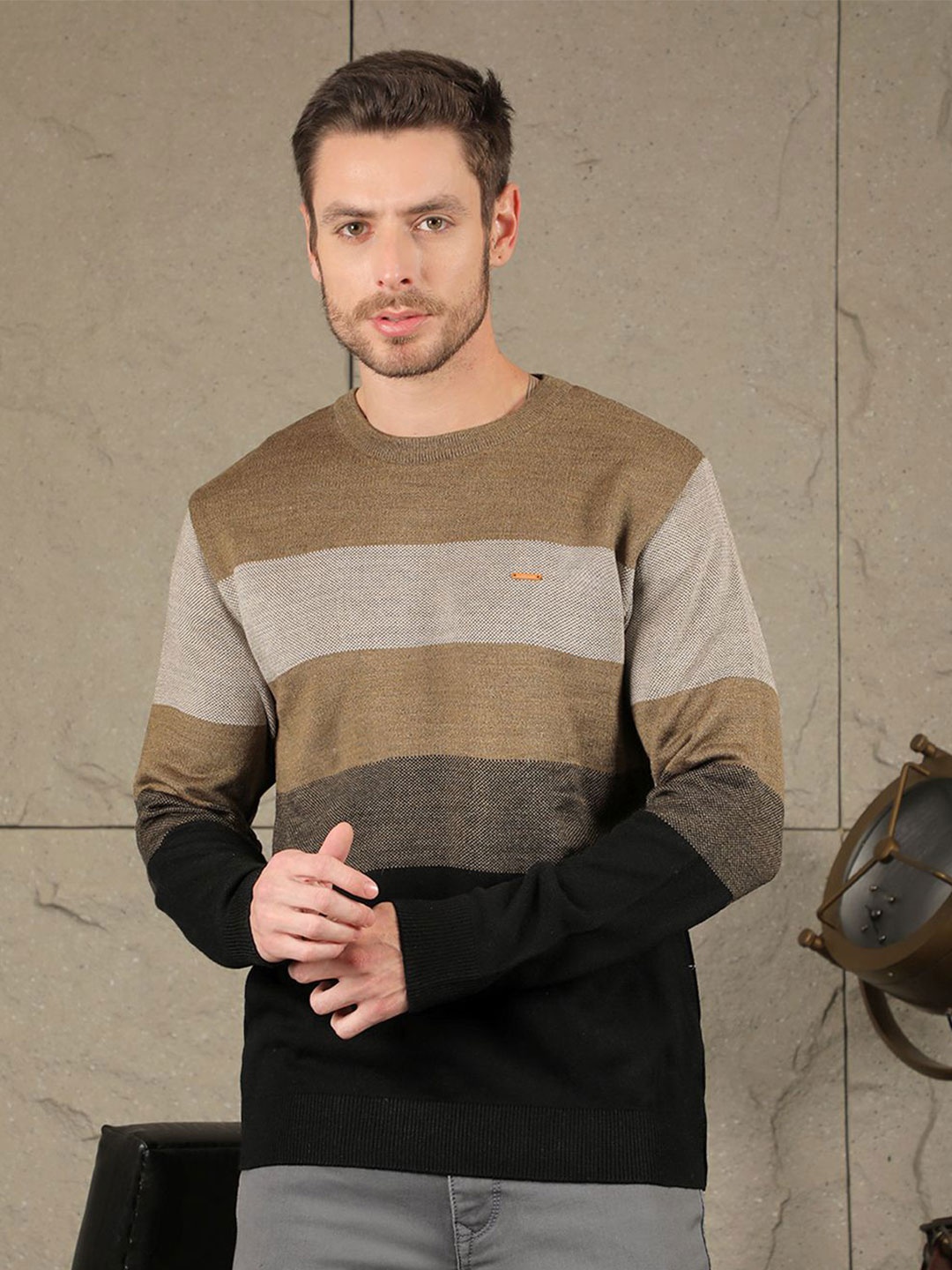 

COBB Men Colourblocked Pullover, Brown