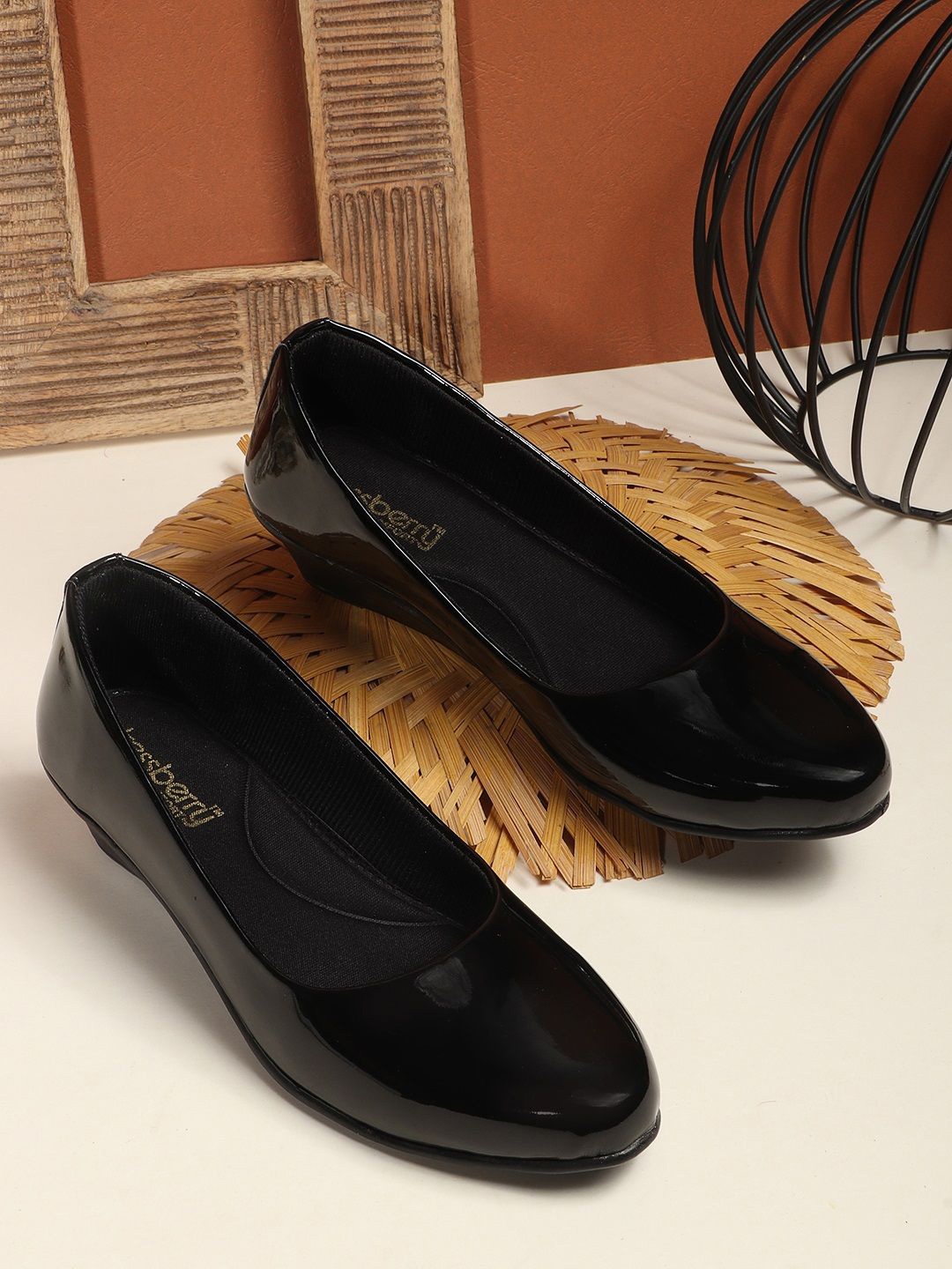 

DressBerry Wedge Pumps, Black