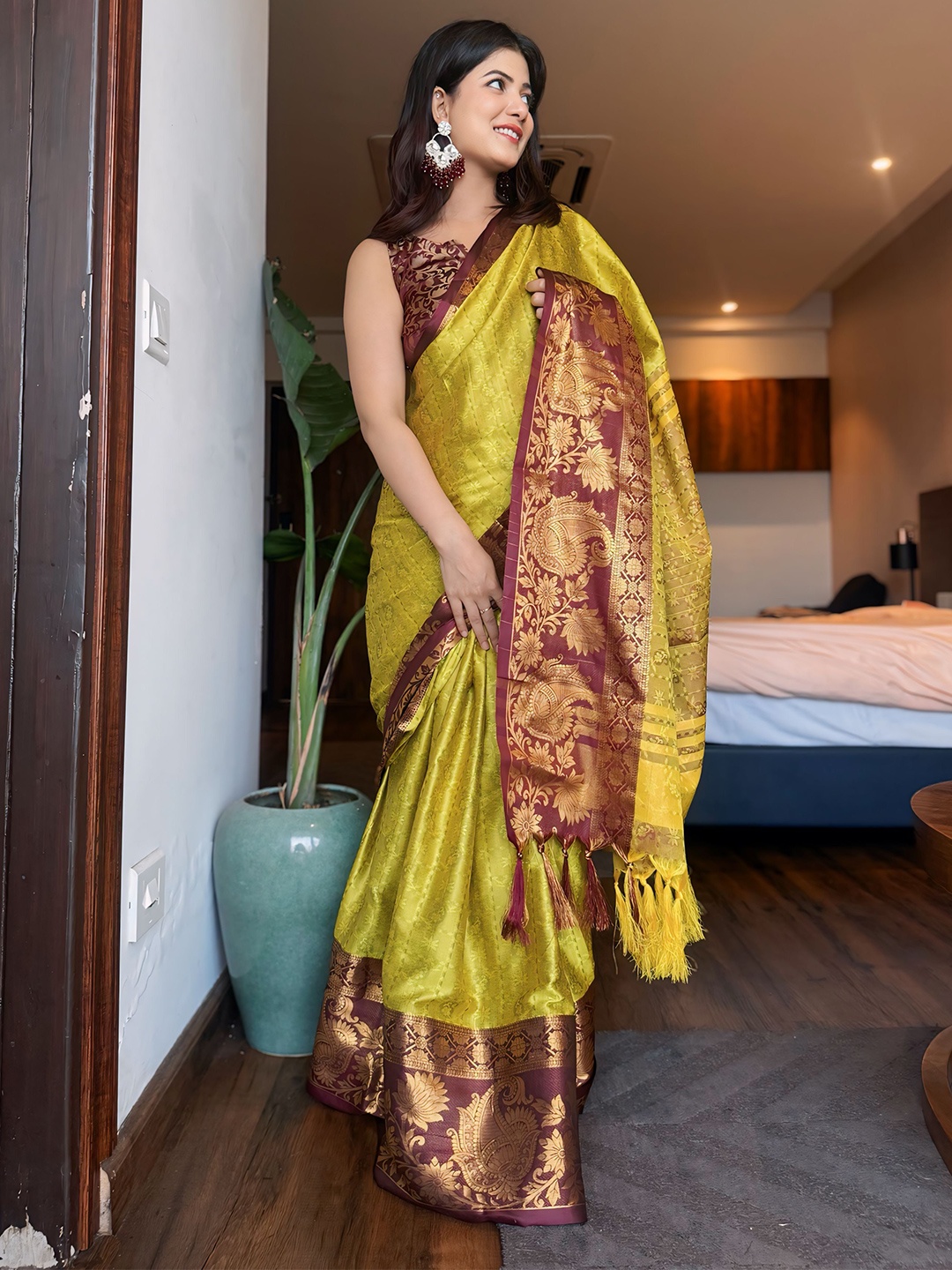 

VILLAGIUS Woven Design Zari Saree, Yellow