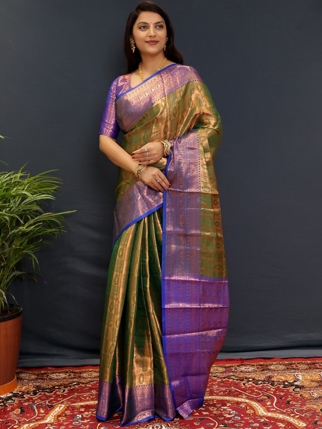 

VILLAGIUS Woven Design ZariKanjeevaram Saree, Green
