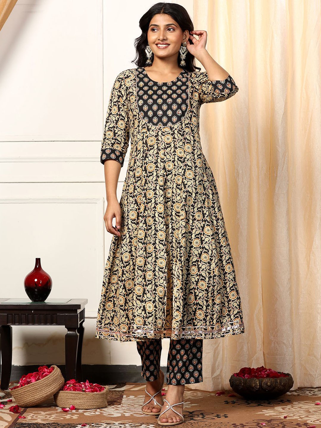 

Moda Rapido Women Floral Printed Regular Kurta with Trousers, Black