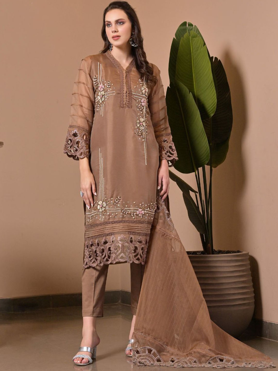

HIBA STUDIO Women Panelled Thread Work Kurti with Trousers & With Dupatta, Gold