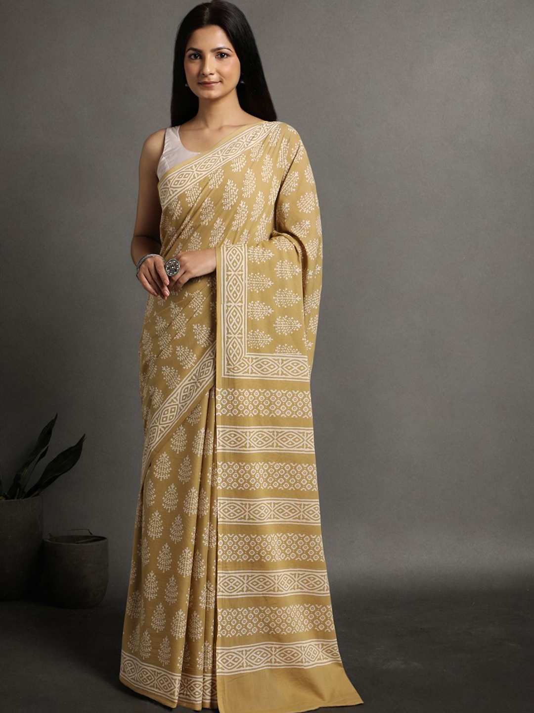 

Suha Ethnic Motifs Pure Cotton Block Print Saree, Beige