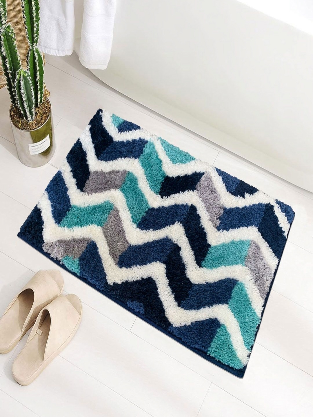 

LUXEHOME INTERNATIONAL Macau Blue & White Zig Zag Textured Anti Slip Bath Rug