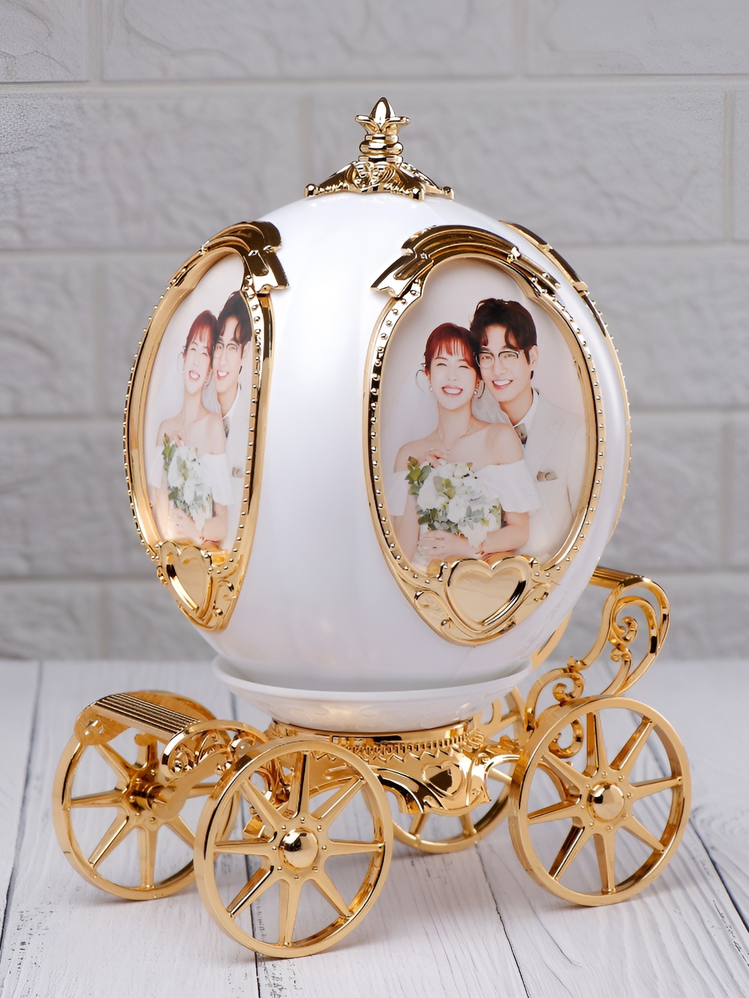 

Archies White & Gold-Toned Chariot Of Love White Table Photo Frame