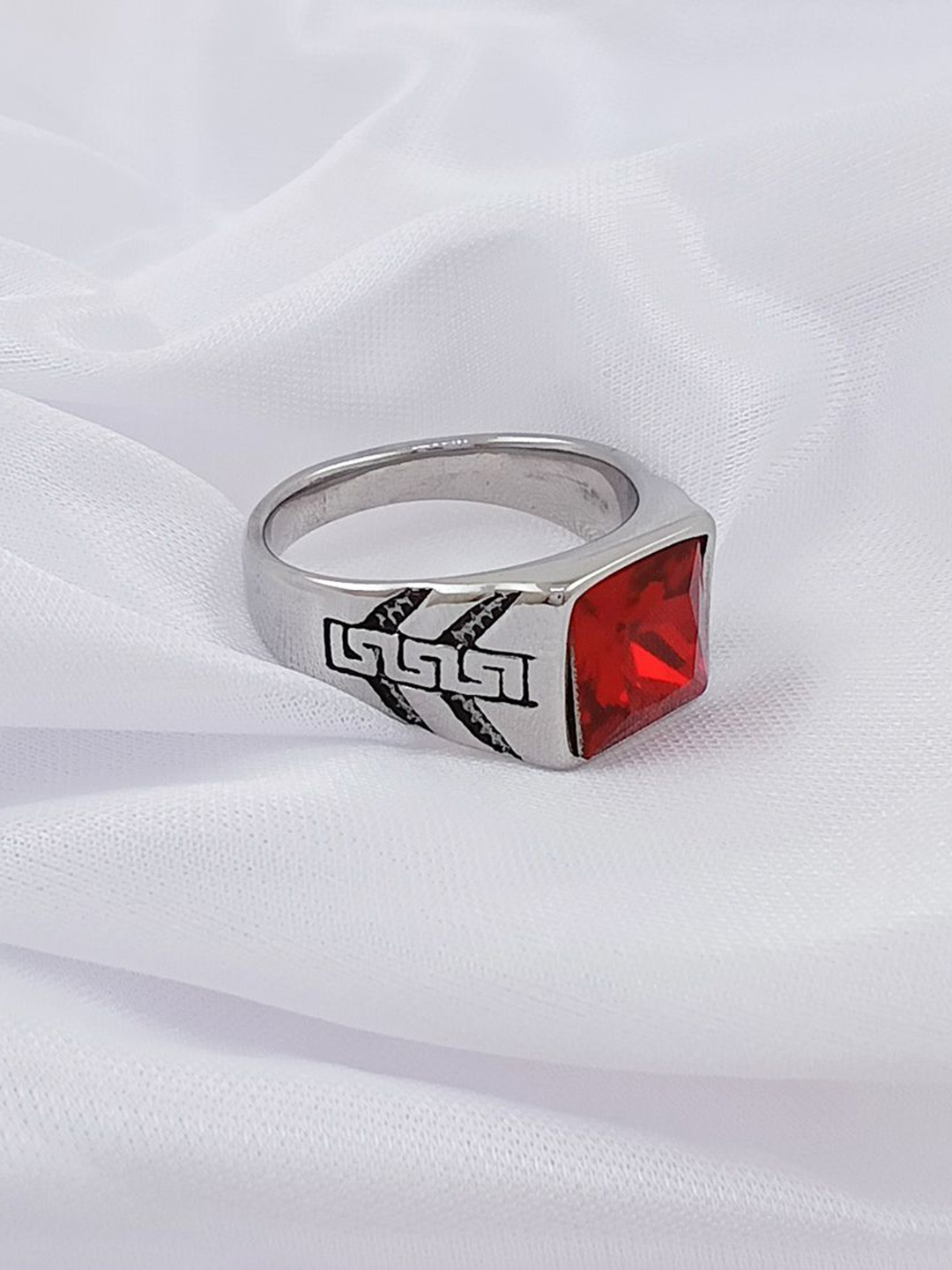 

Saizen 925 Sterling Silver Sliver-Plated Onyx Stone Studded Finger Ring