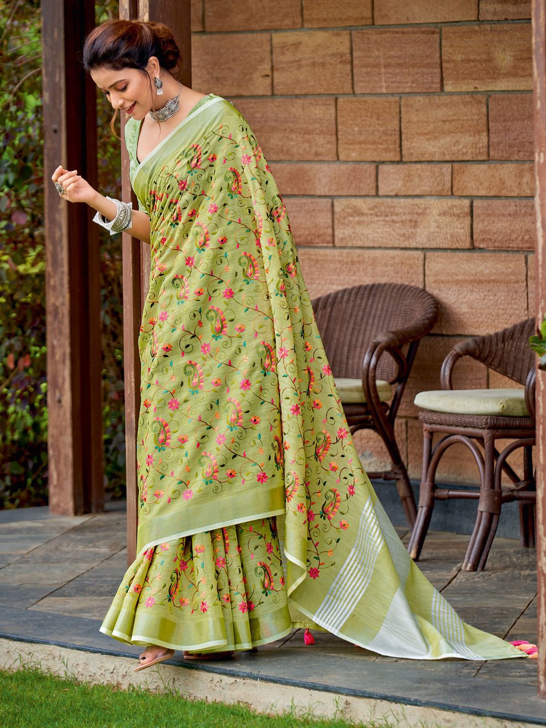 

SANGAM PRINTS Floral Embroidered Zari Tussar Saree, Green