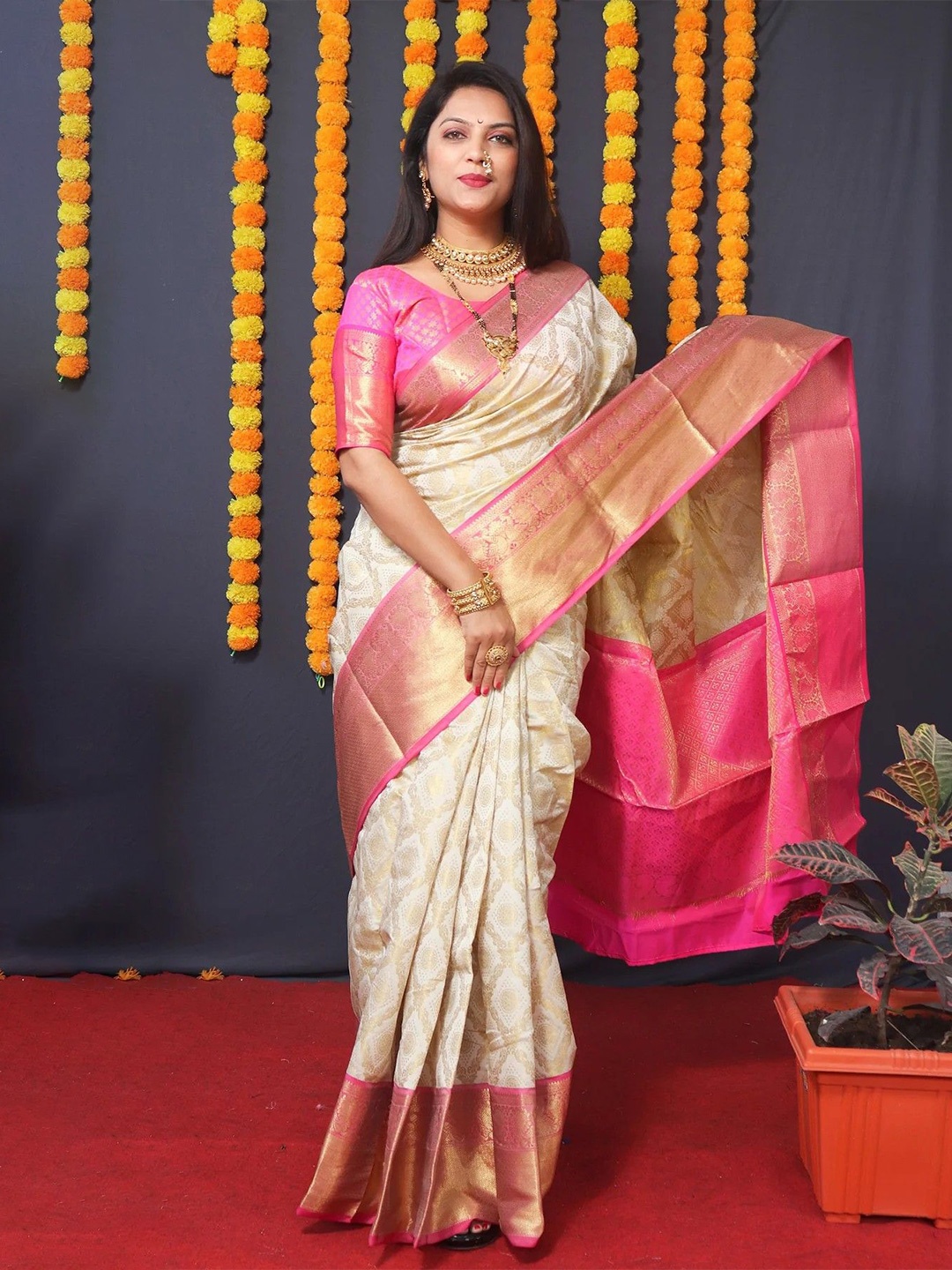 

VILLAGIUS Woven Design Zari Banarasi Saree, Cream