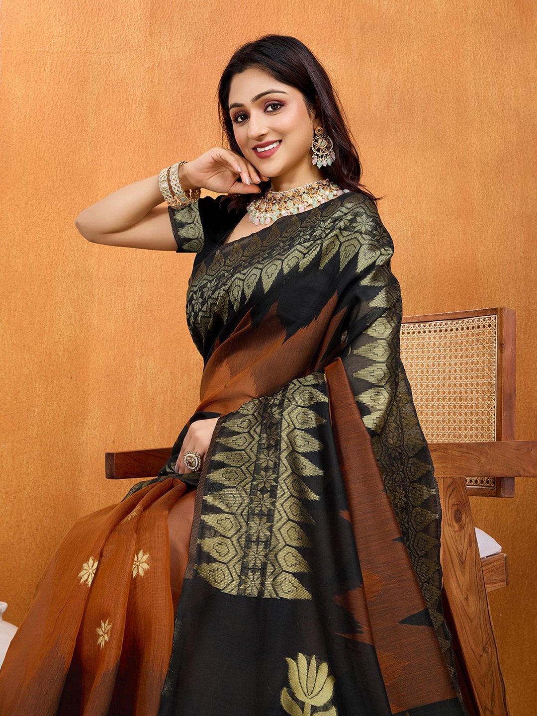 

NIWAA Woven Design Zari Saree, Black