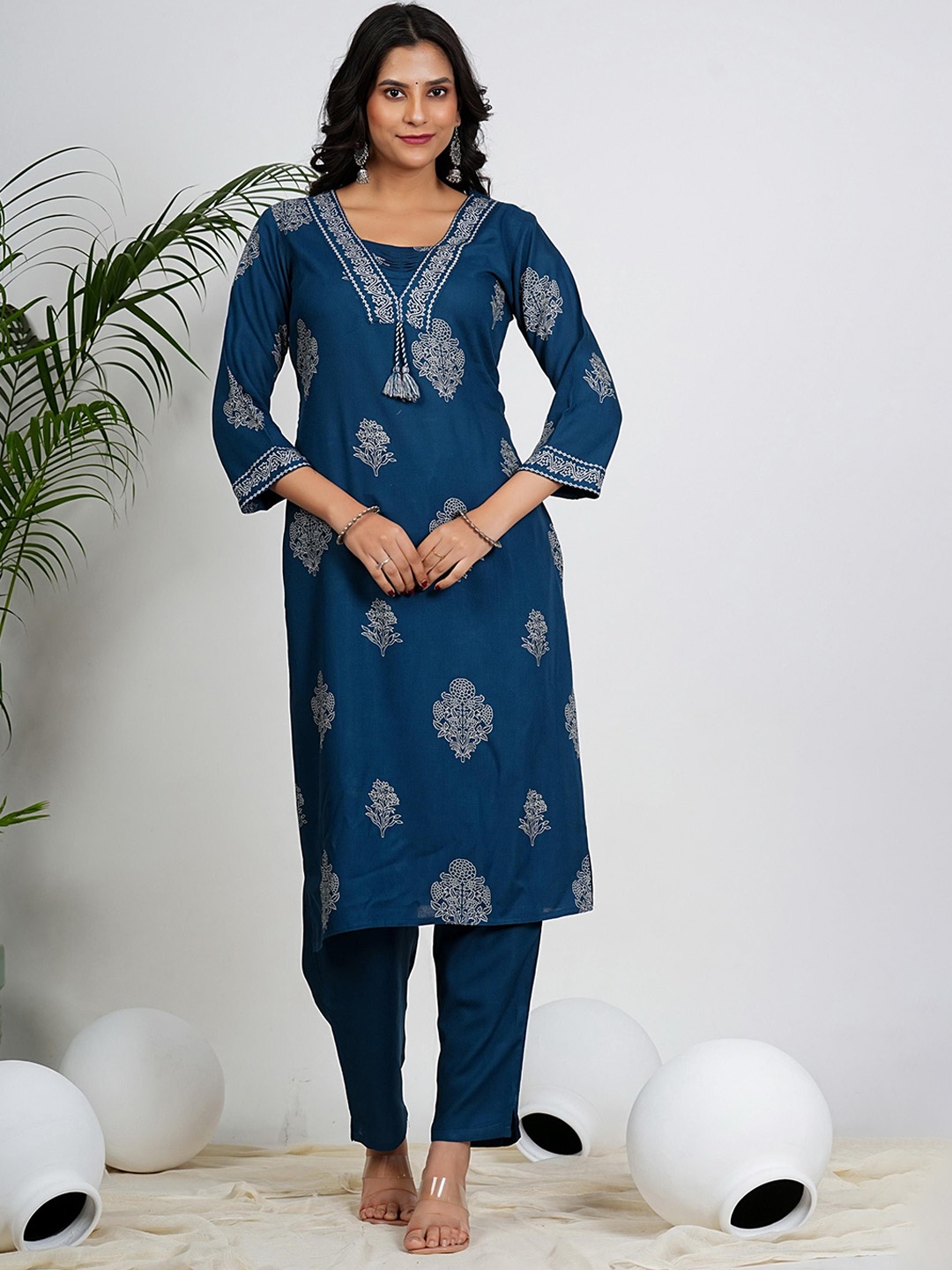 

Vbuyz Women Floral Printed Regular Pure Cotton Kurta with Trousers & With Dupatta, Blue