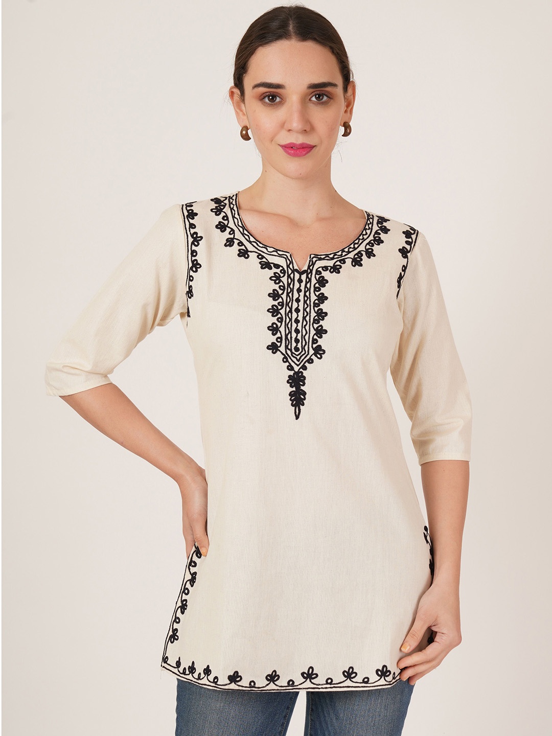 

Brownverse Floral Embroidered Khadi Cotton Notch Neck Straight Kurti, Off white