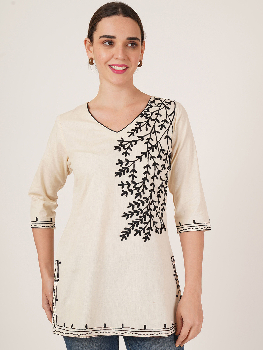

Brownverse Women Geometric Embroidered Gotta Patti Khadi Kurta, Off white