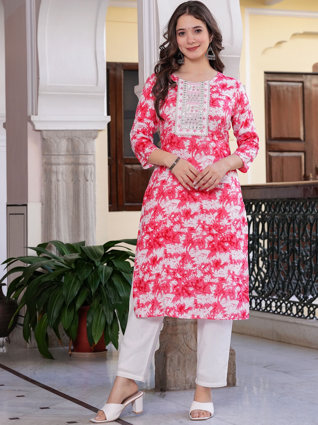 

BKApparels Women Floral Printed Sequinned Kurta, Pink