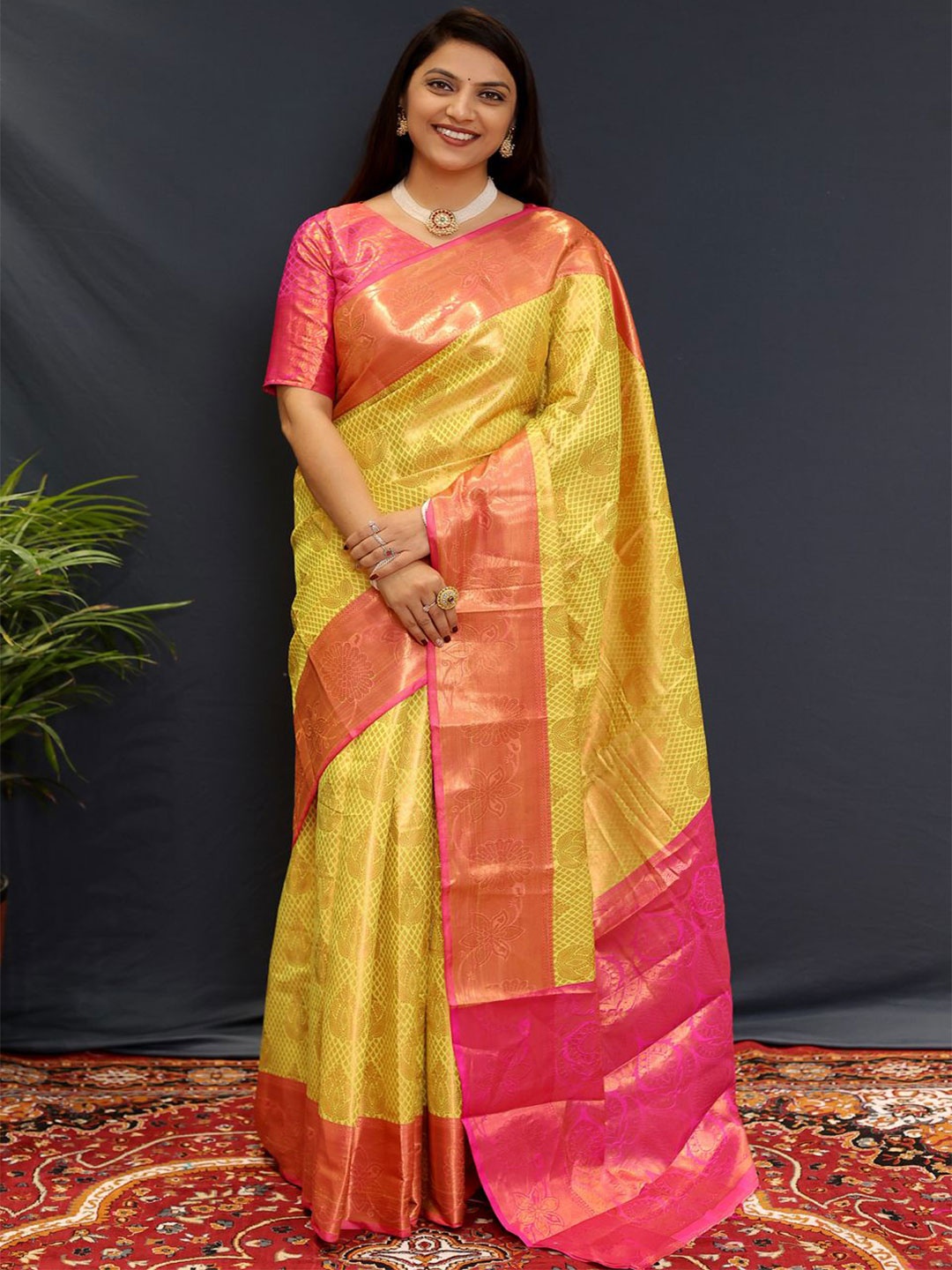 

VILLAGIUS Woven Design Zari Silk Blend Kanjeevaram Saree, Lime green